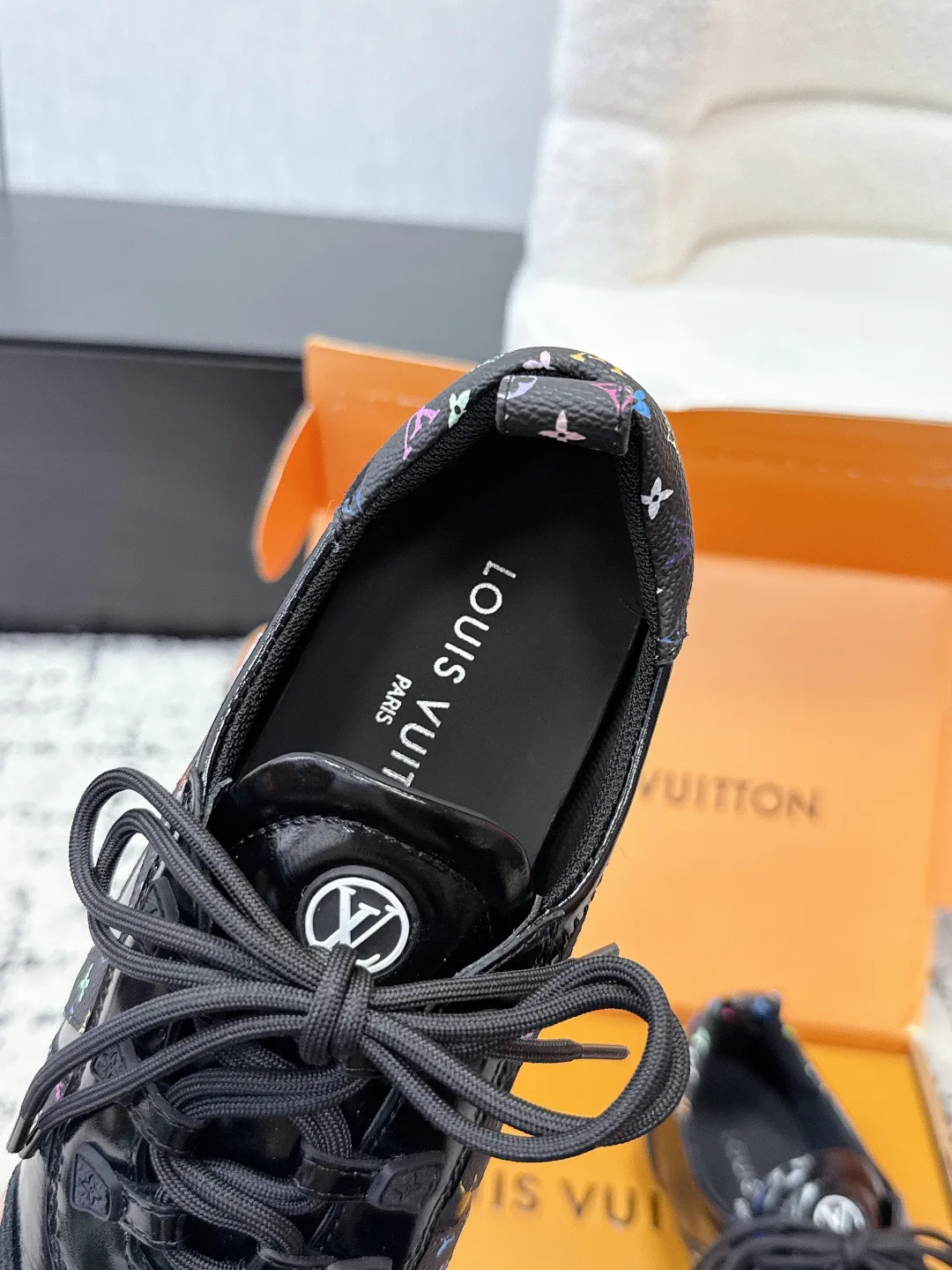 Women's Sneakers LOUIS VUITTON 18409685