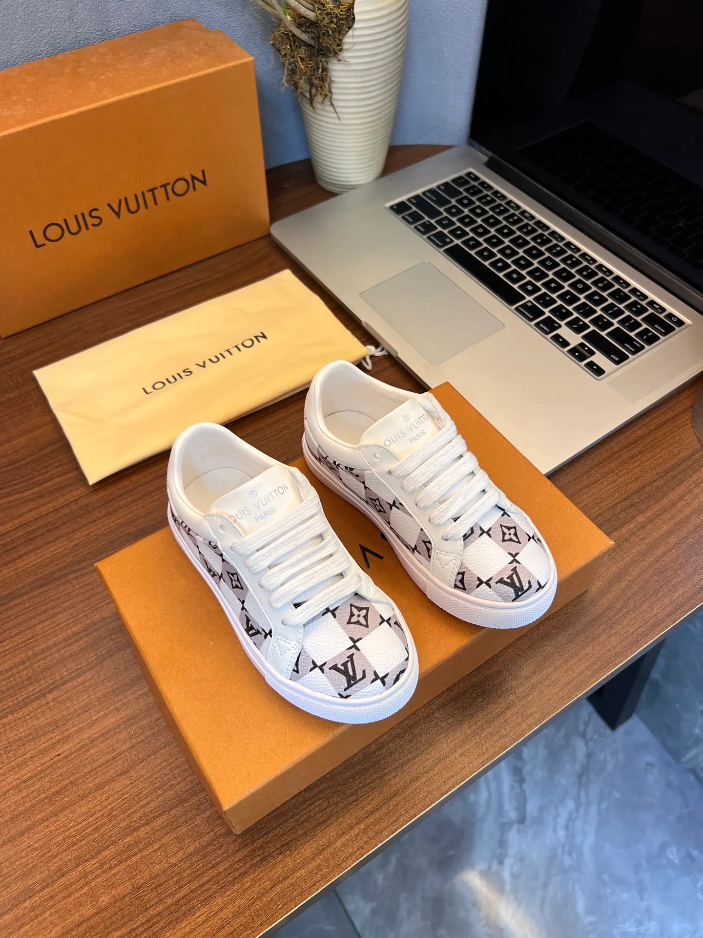 Women's Sneakers LOUIS VUITTON 18077545