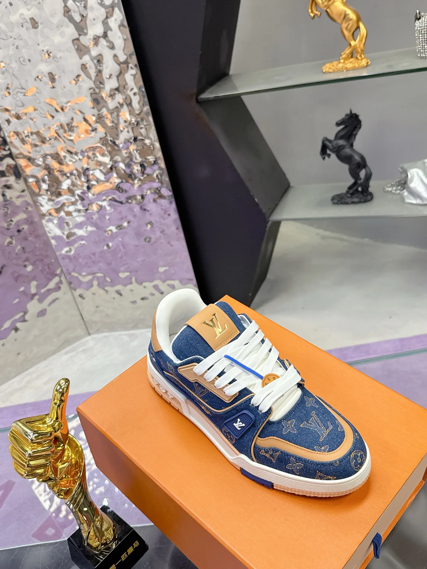 Women's Sneakers LOUIS VUITTON 17930918