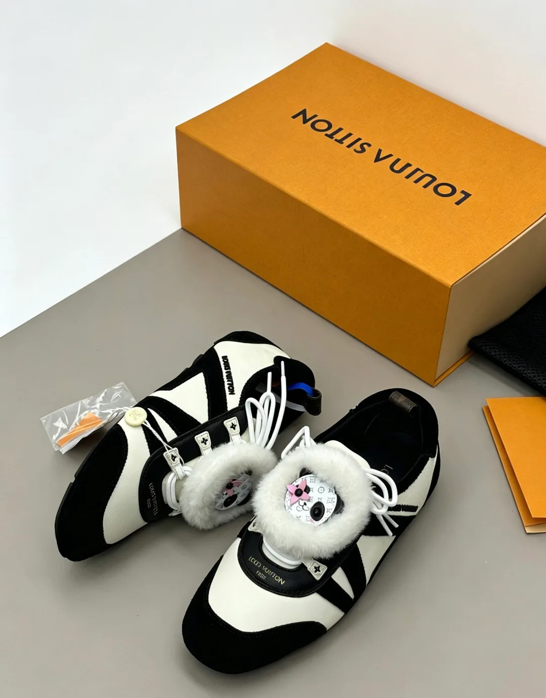 Women's Sneakers LOUIS VUITTON 18006200
