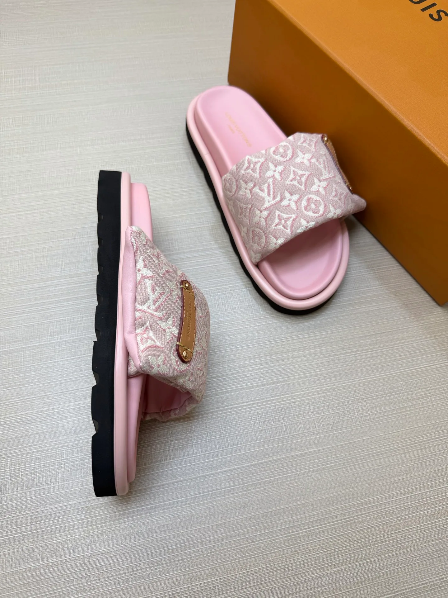 Women's Flip-Flops LOUIS VUITTON 18011829