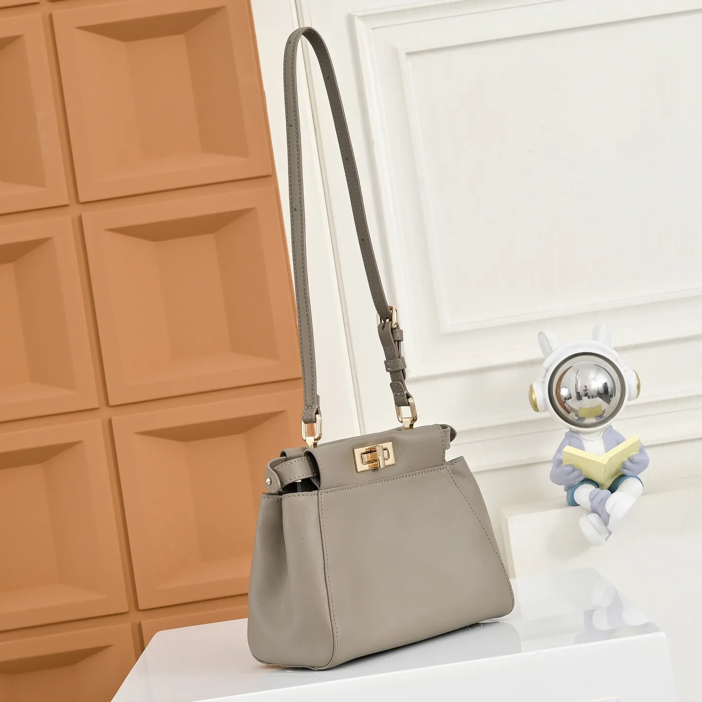 Классические Сумки Женские Fendi 18676187