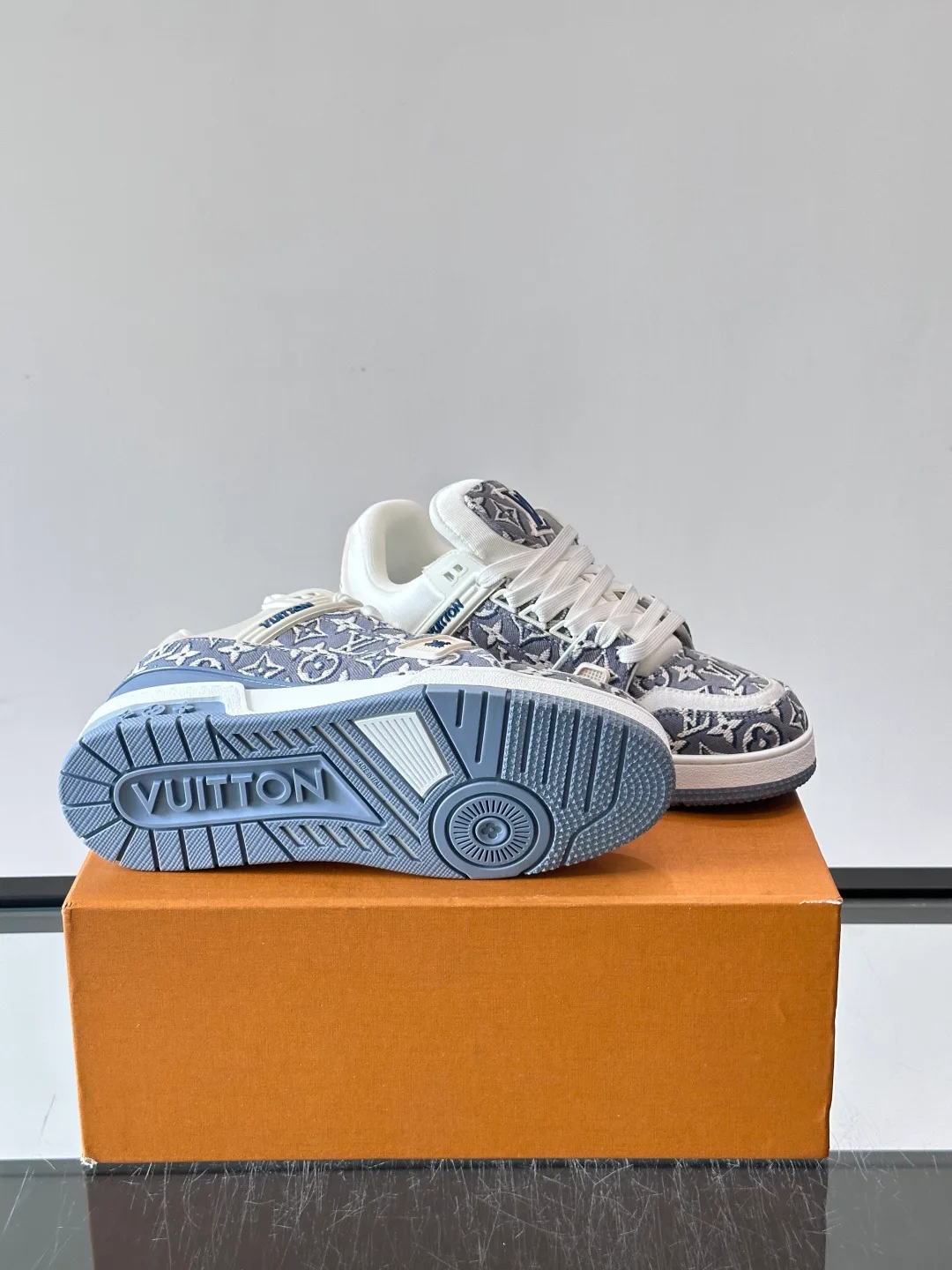 Men's Sneakers LOUIS VUITTON 17588571