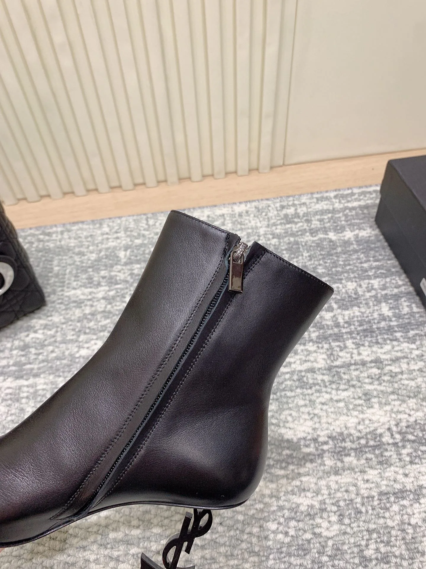 Women's Booties SAINT LAURENT 18080430