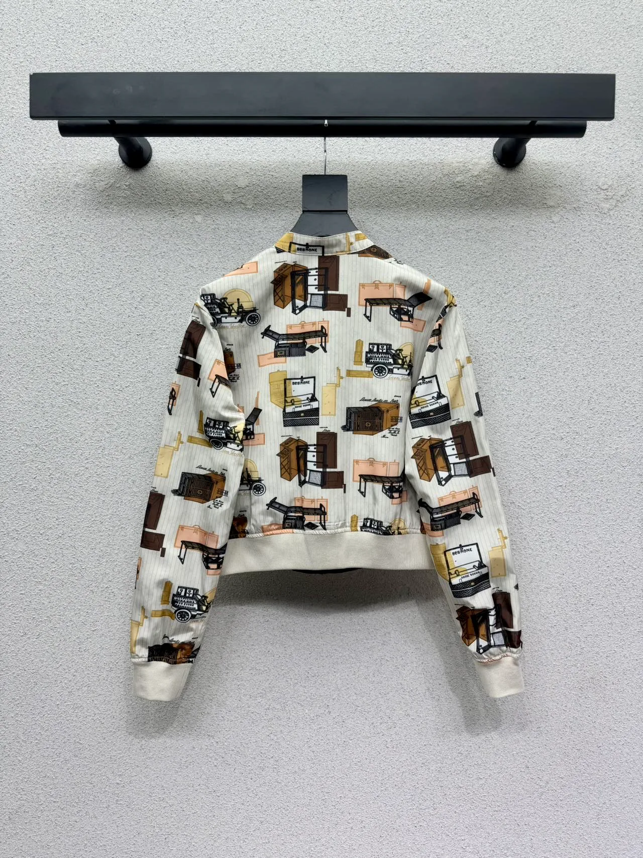 Куртки И Пуховики Женские Louis Vuitton 18680838