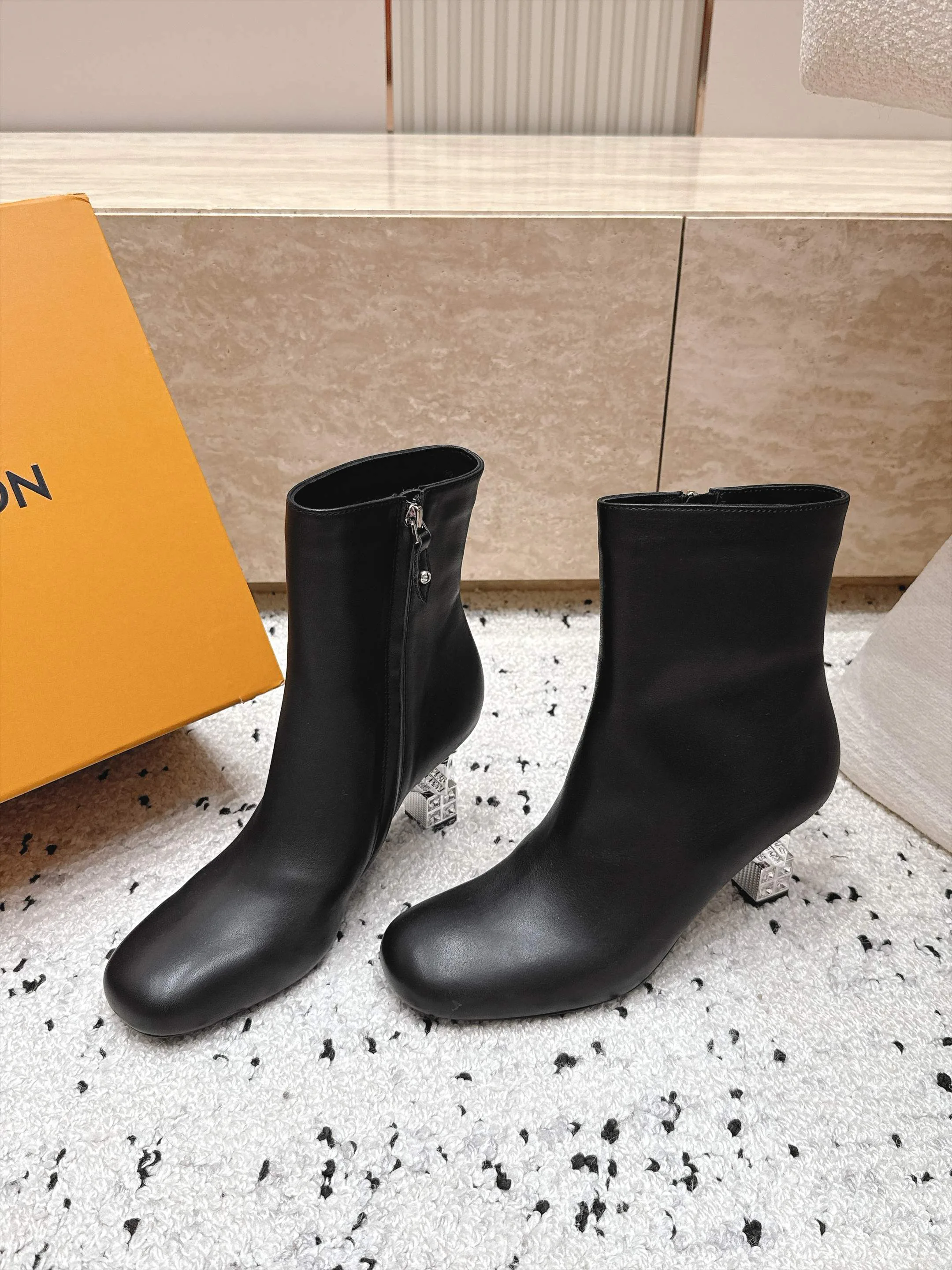 Women's Booties LOUIS VUITTON 18492503