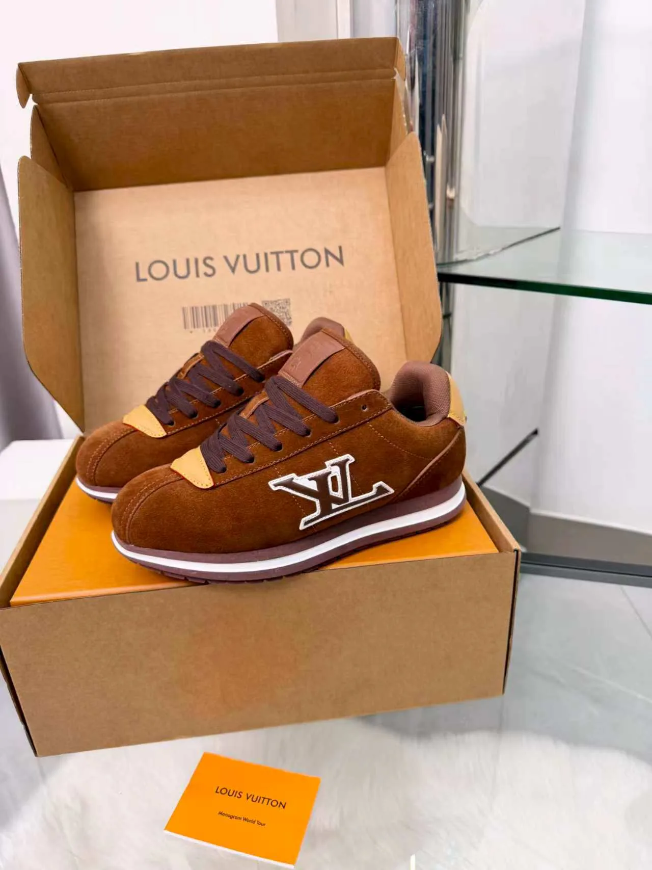 Women's Sneakers LOUIS VUITTON 18417396