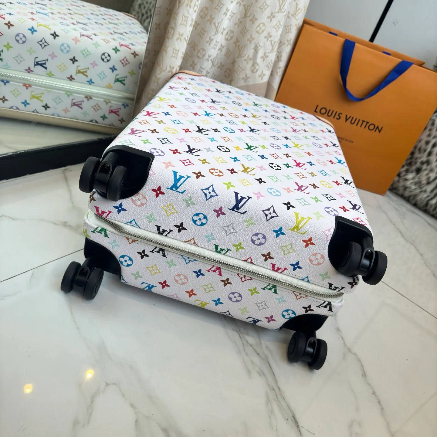 Suitcases LOUIS VUITTON 17675223