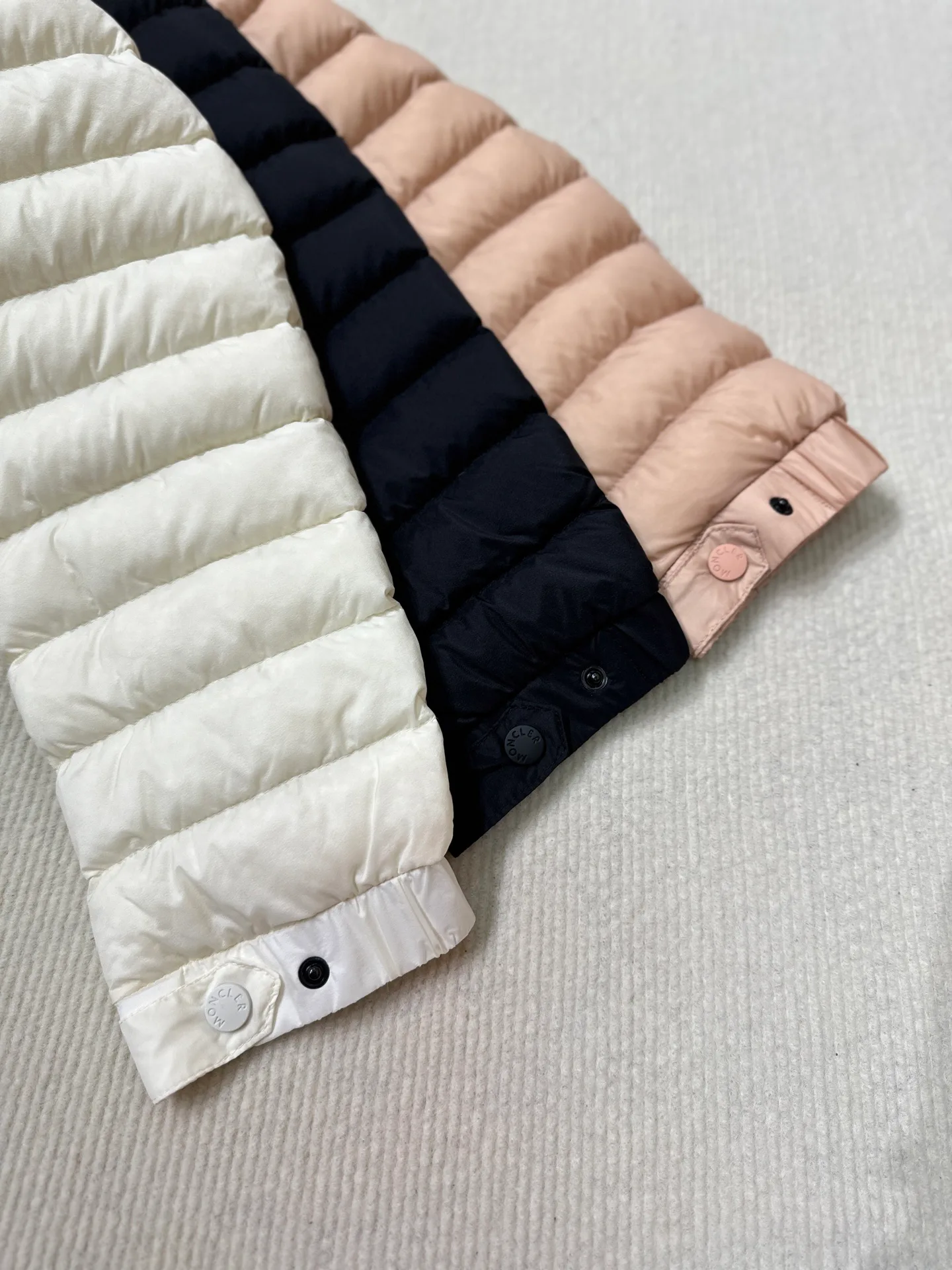 Women's Jackets And Down Jackets MONCLER 17899294