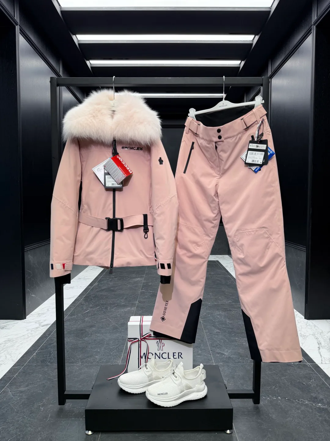 Women's Jackets And Down Jackets MONCLER 18134288