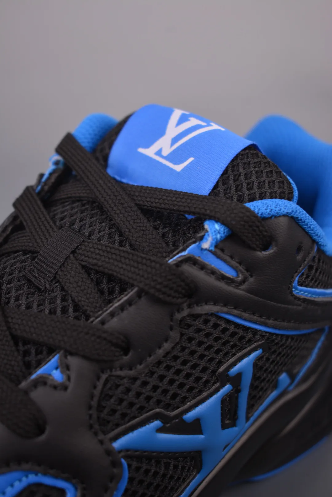 Men's Sneakers LOUIS VUITTON 17429983