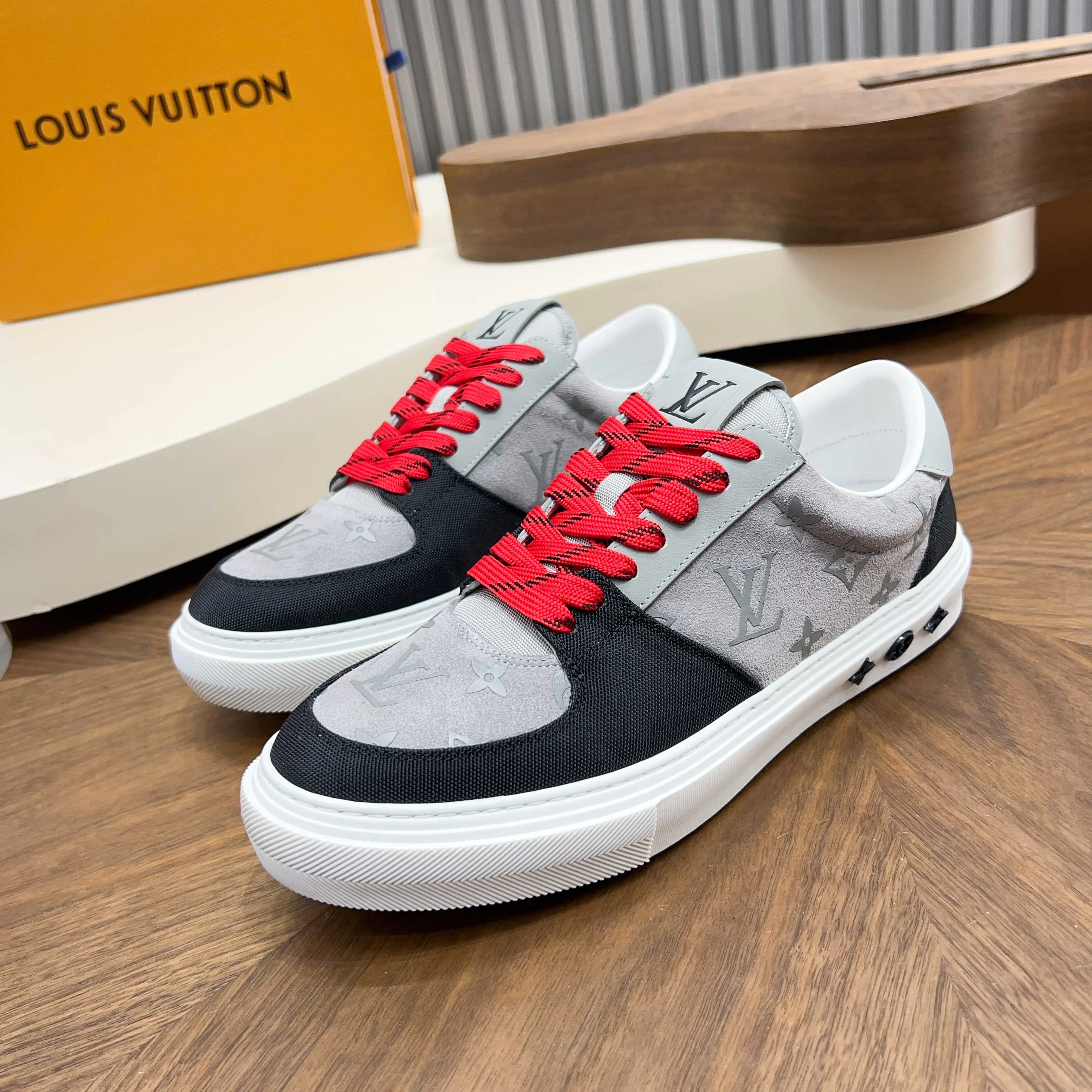 Men's Sneakers LOUIS VUITTON 18117094