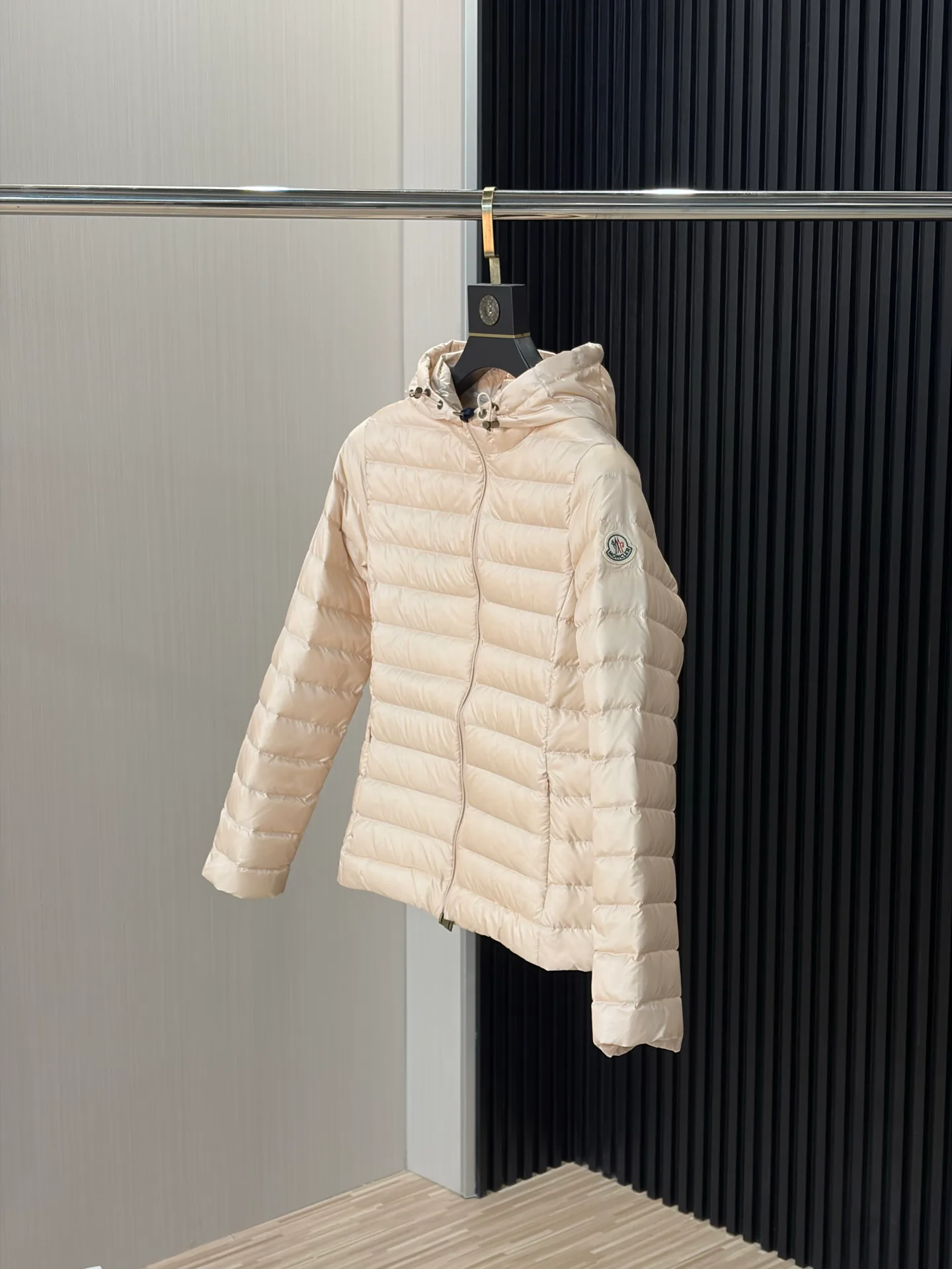 Women's Jackets And Down Jackets MONCLER 18285039