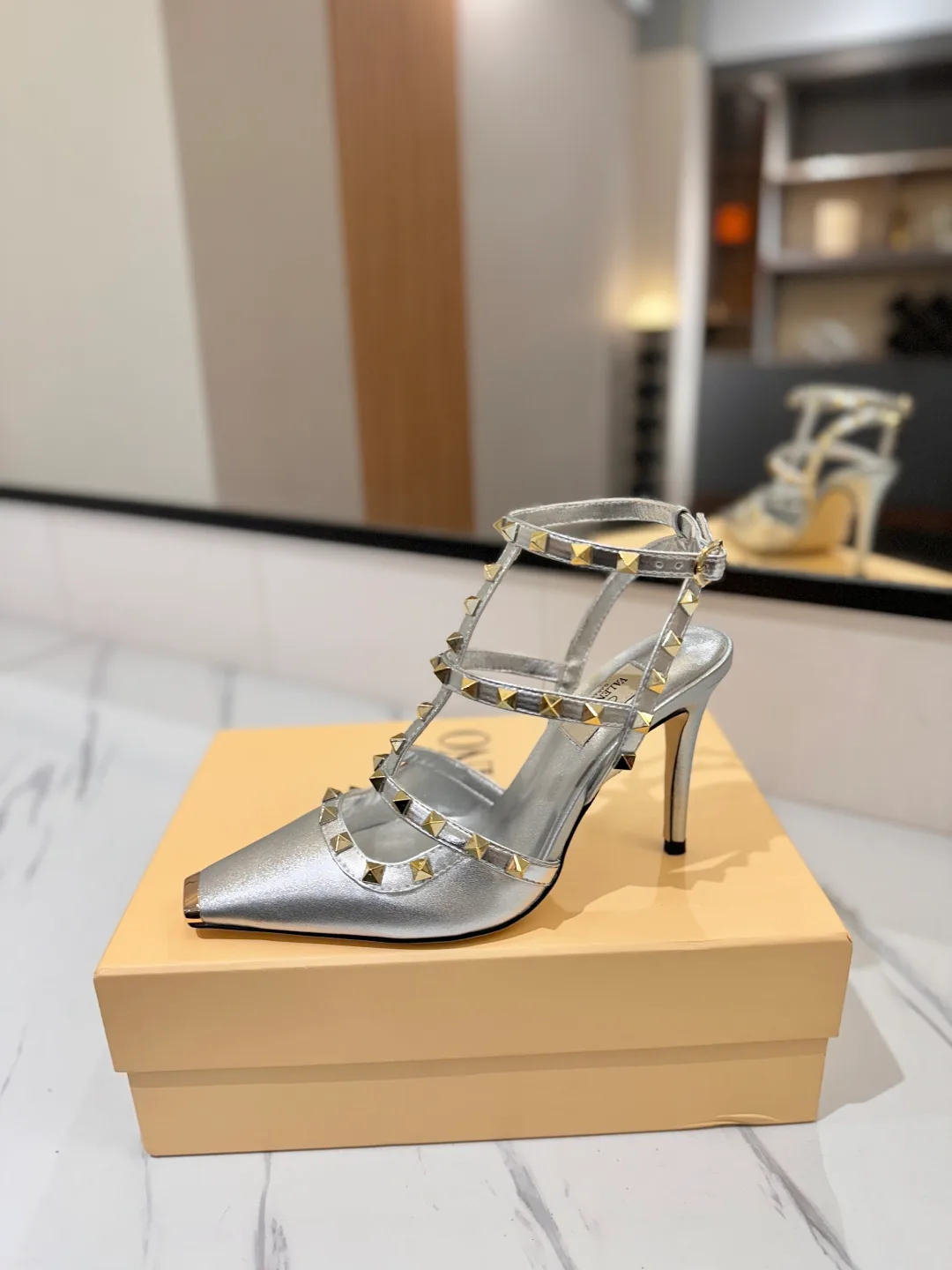Women's Open-Toe Sandals VALENTINO 17366652
