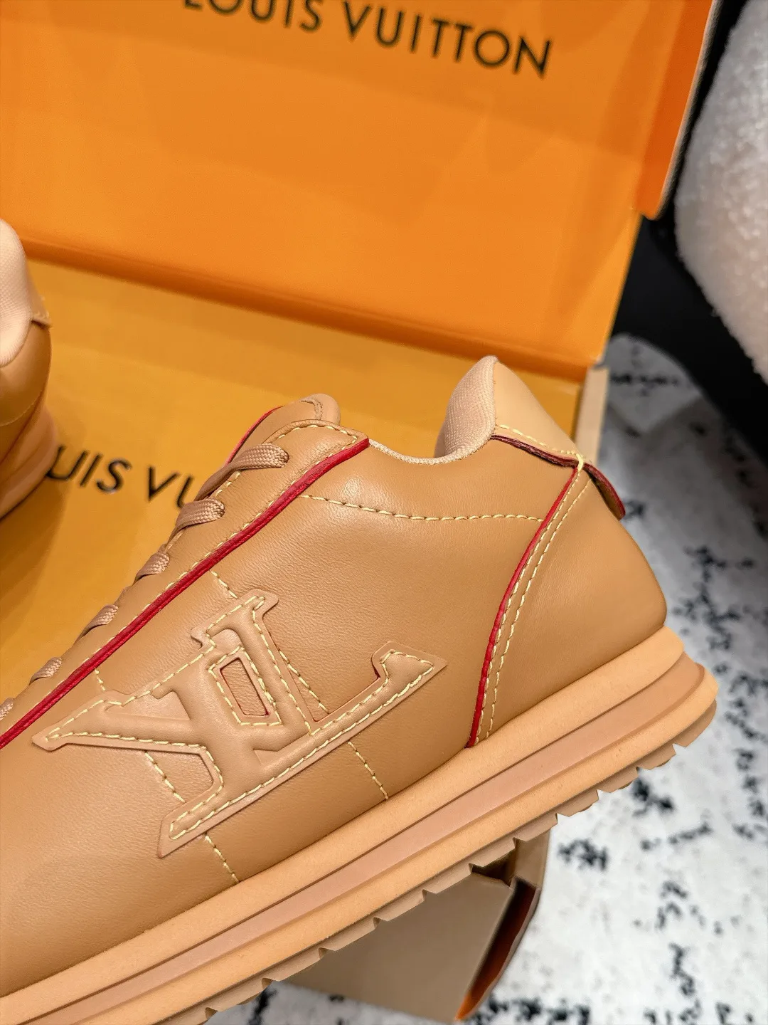 Women's Sneakers LOUIS VUITTON 18406489