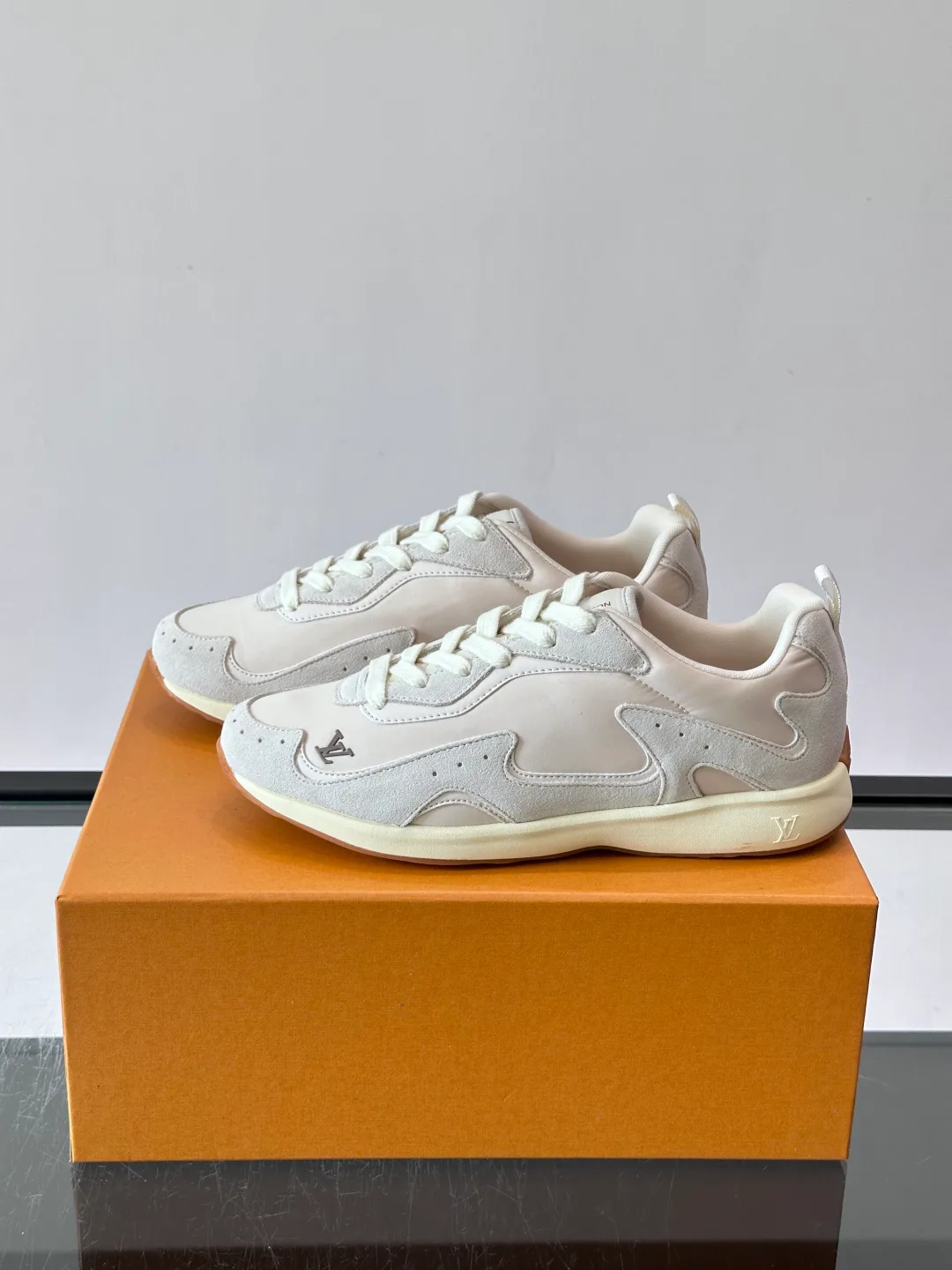 Women's Sneakers LOUIS VUITTON 17869452