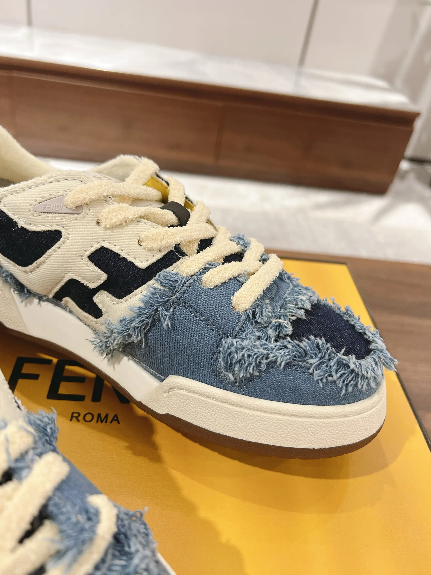 Women's Sneakers FENDI 18219590