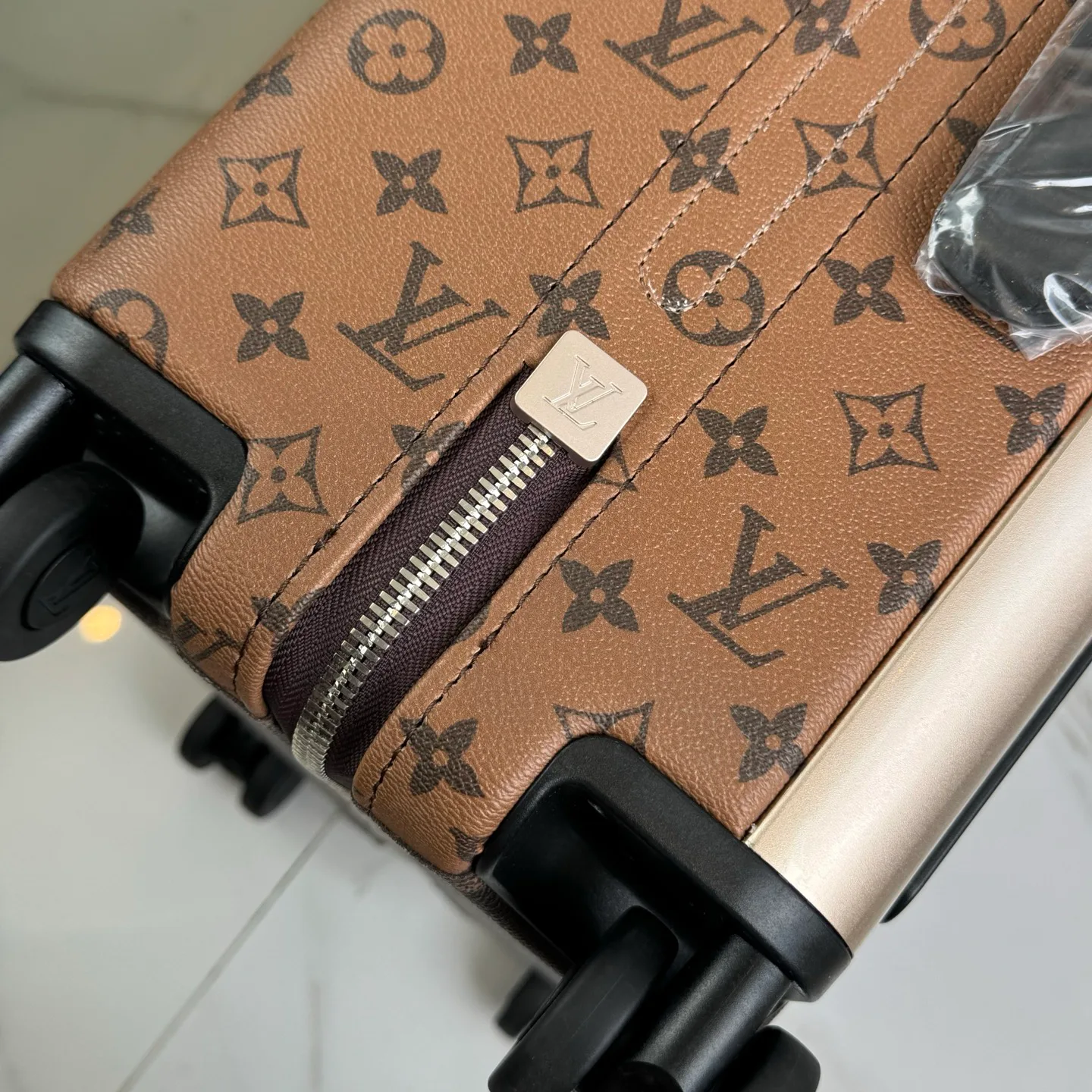 Suitcases LOUIS VUITTON 17801480