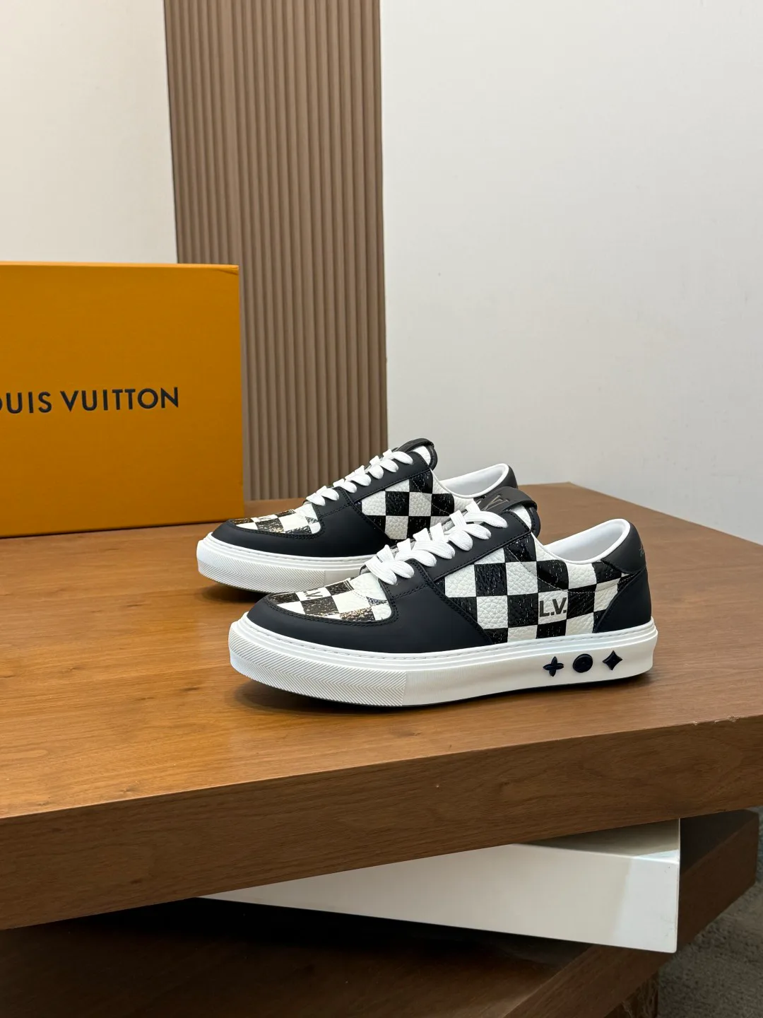 Men's Sneakers LOUIS VUITTON 17447611