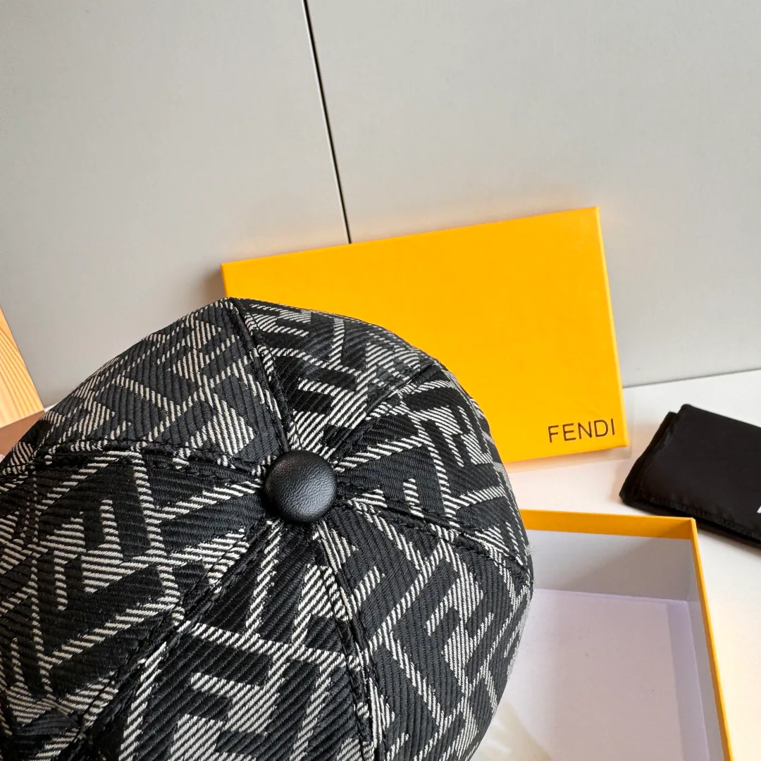 Hats FENDI 18347036