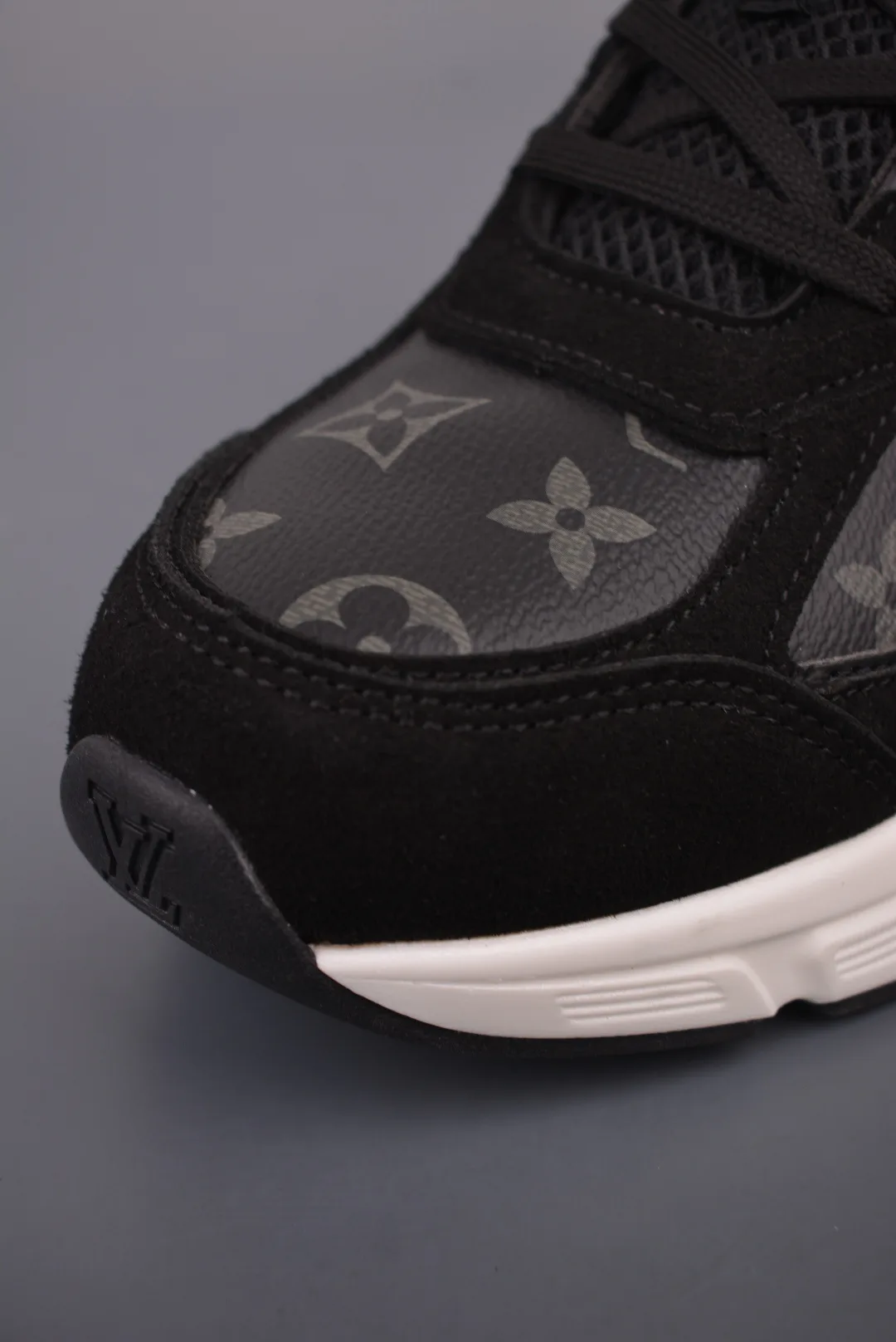 Men's Sneakers LOUIS VUITTON 17429977