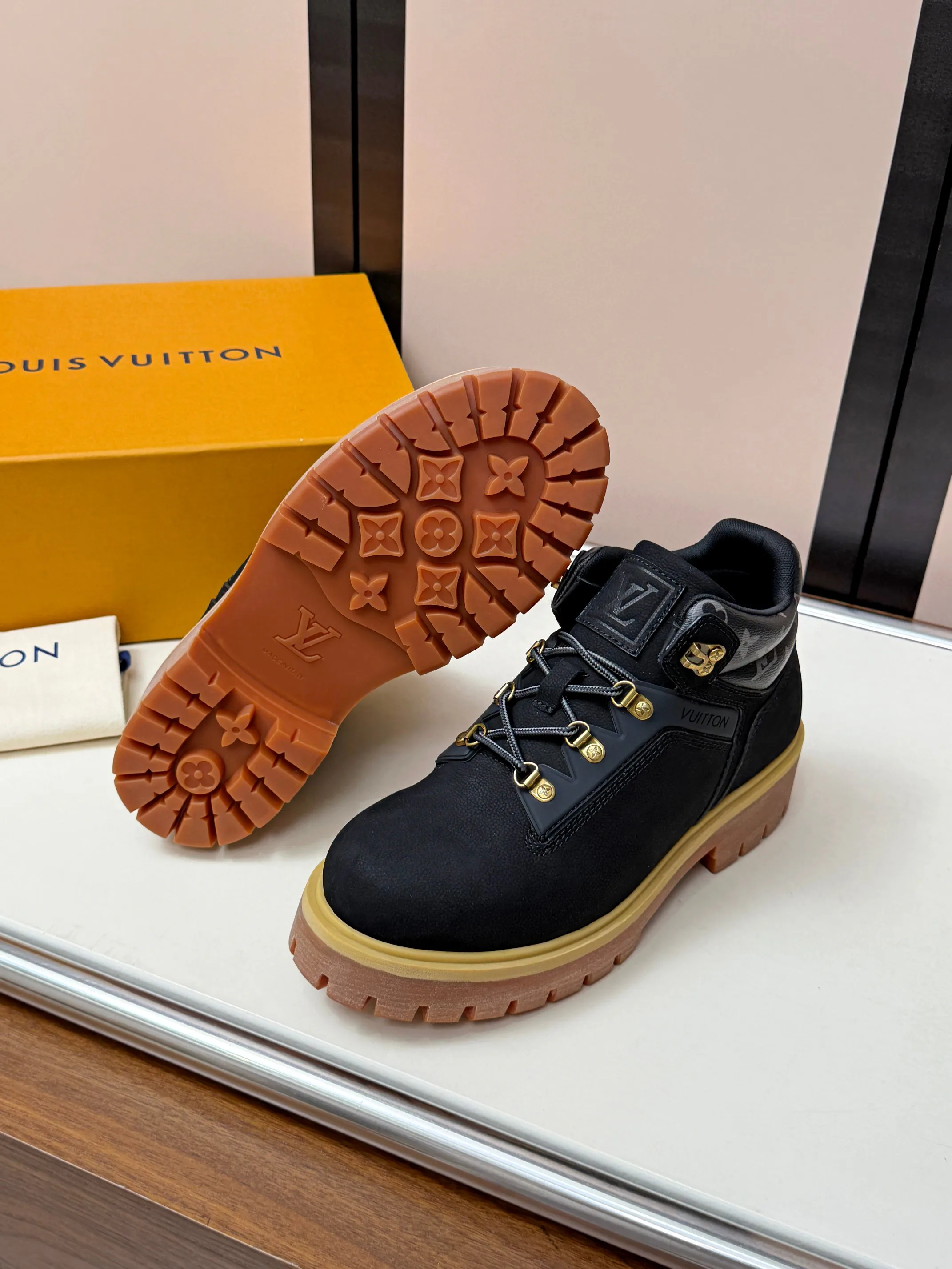Men's Ankle Boots LOUIS VUITTON 18417470