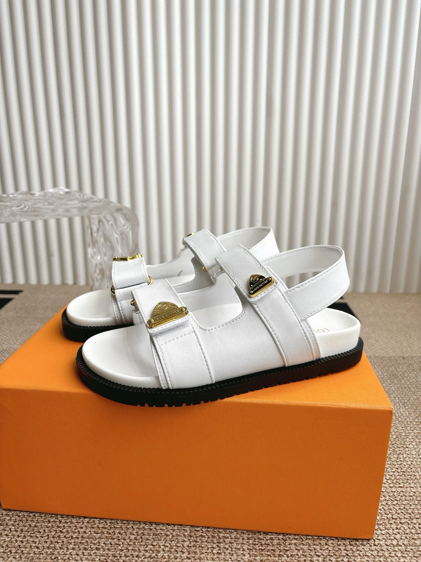 Women's Open-Toe Sandals LOUIS VUITTON 17499604