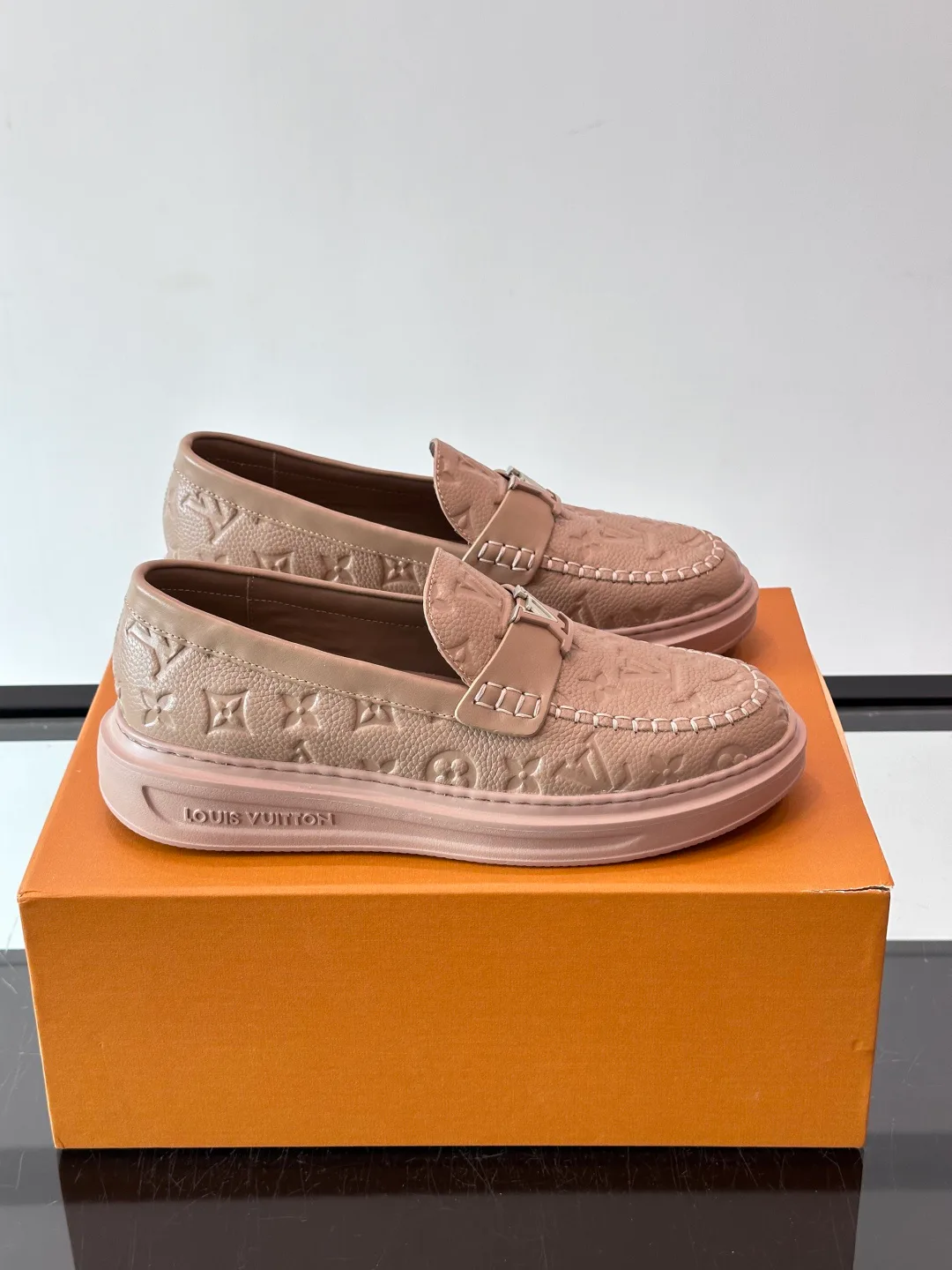 Men's Loafers And Dress Shoes LOUIS VUITTON 18400585