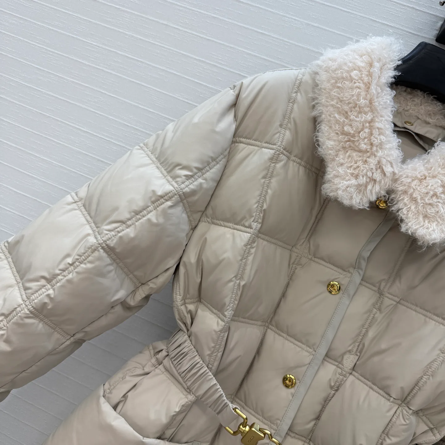 Women's Jackets And Down Jackets MONCLER 17944642