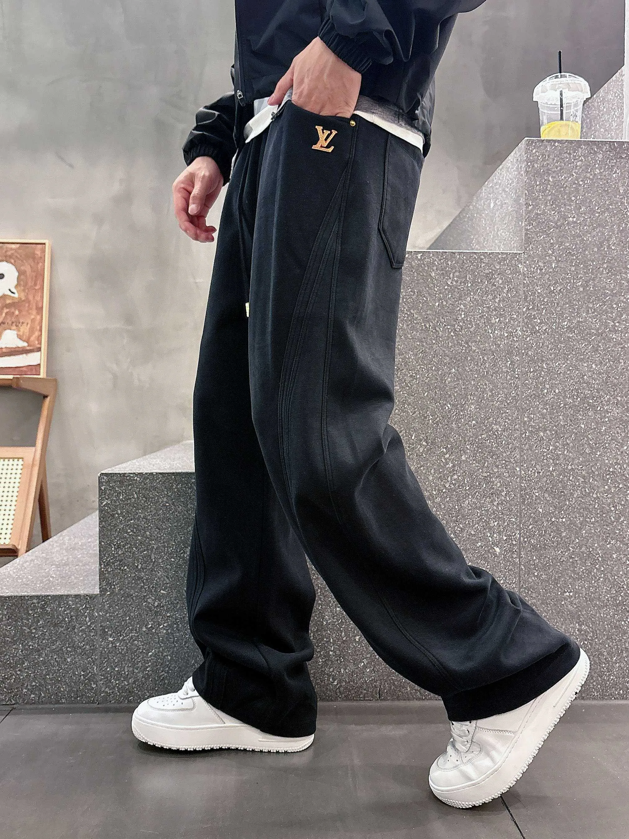 Men's Trousers LOUIS VUITTON 18368680