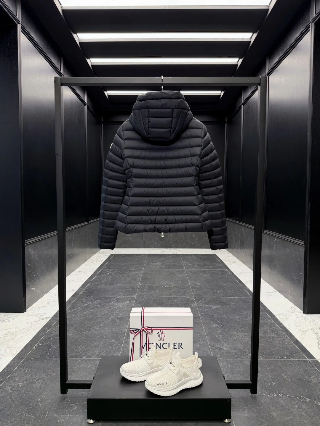 Women's Jackets And Down Jackets MONCLER 18129792