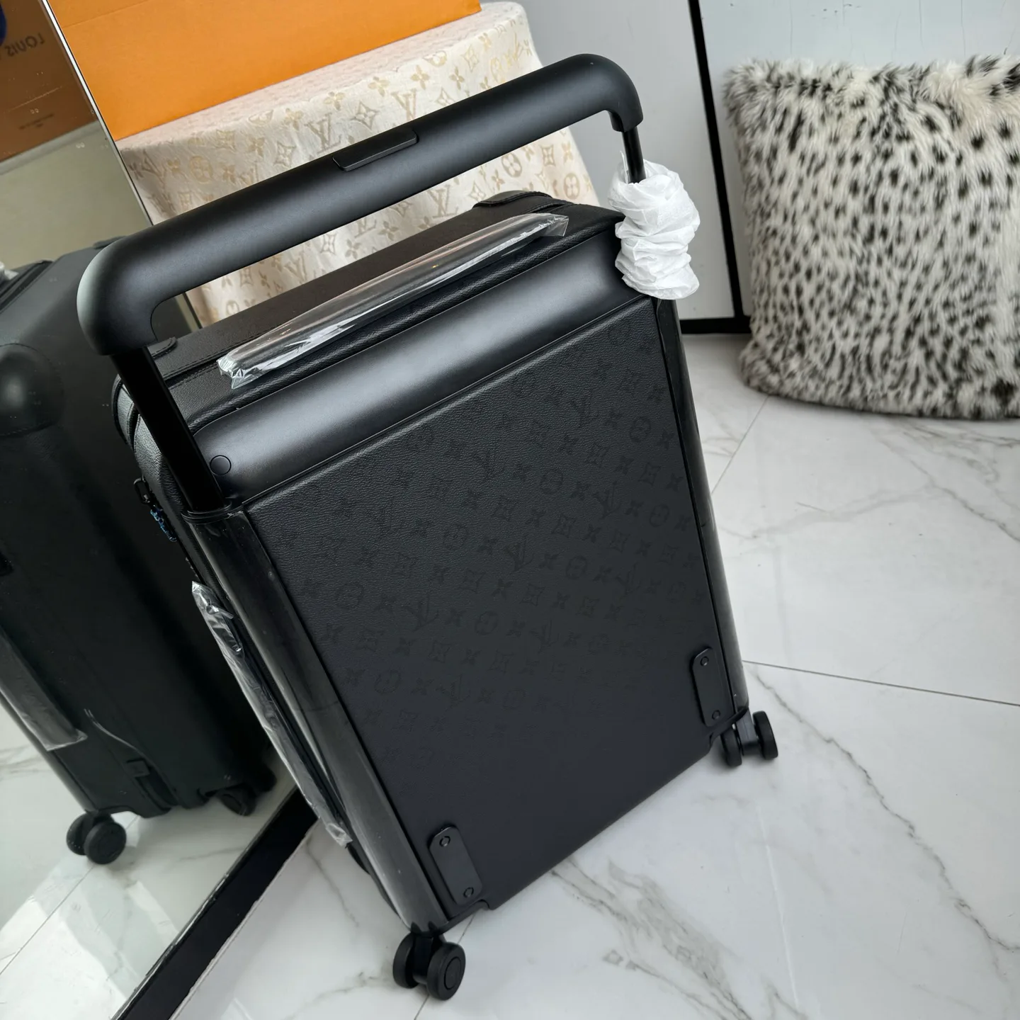 Suitcases LOUIS VUITTON 17801471
