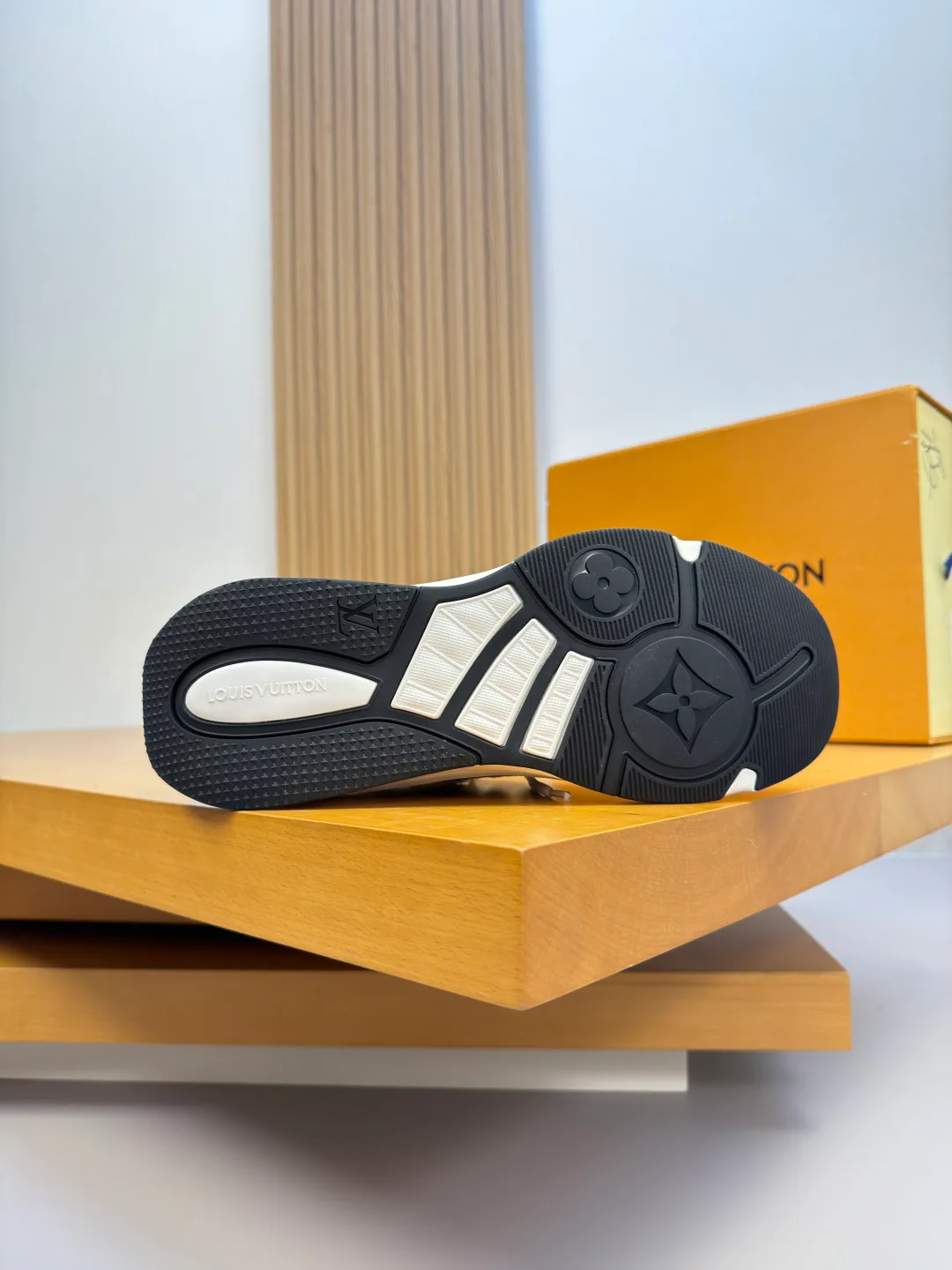 Men's Sneakers LOUIS VUITTON 18142541