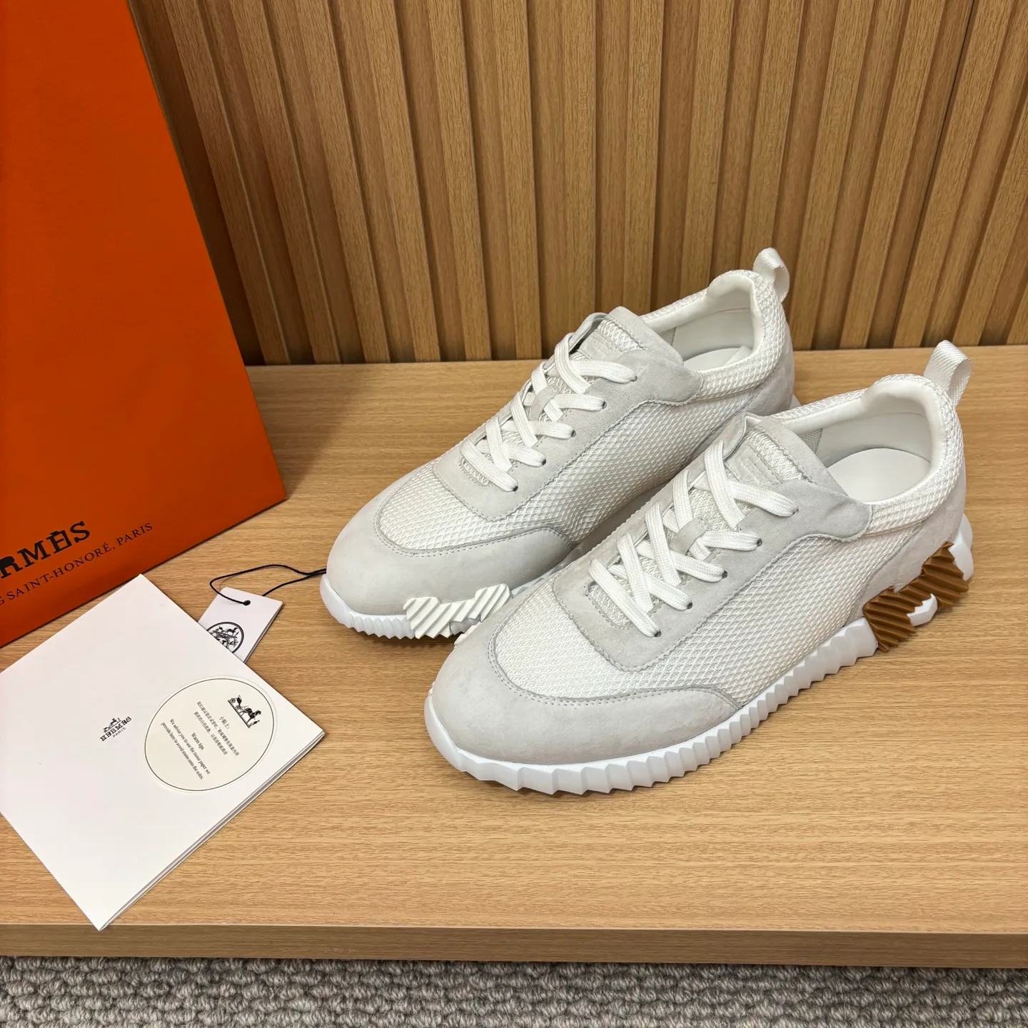 Women's Sneakers LOUIS VUITTON 18438921