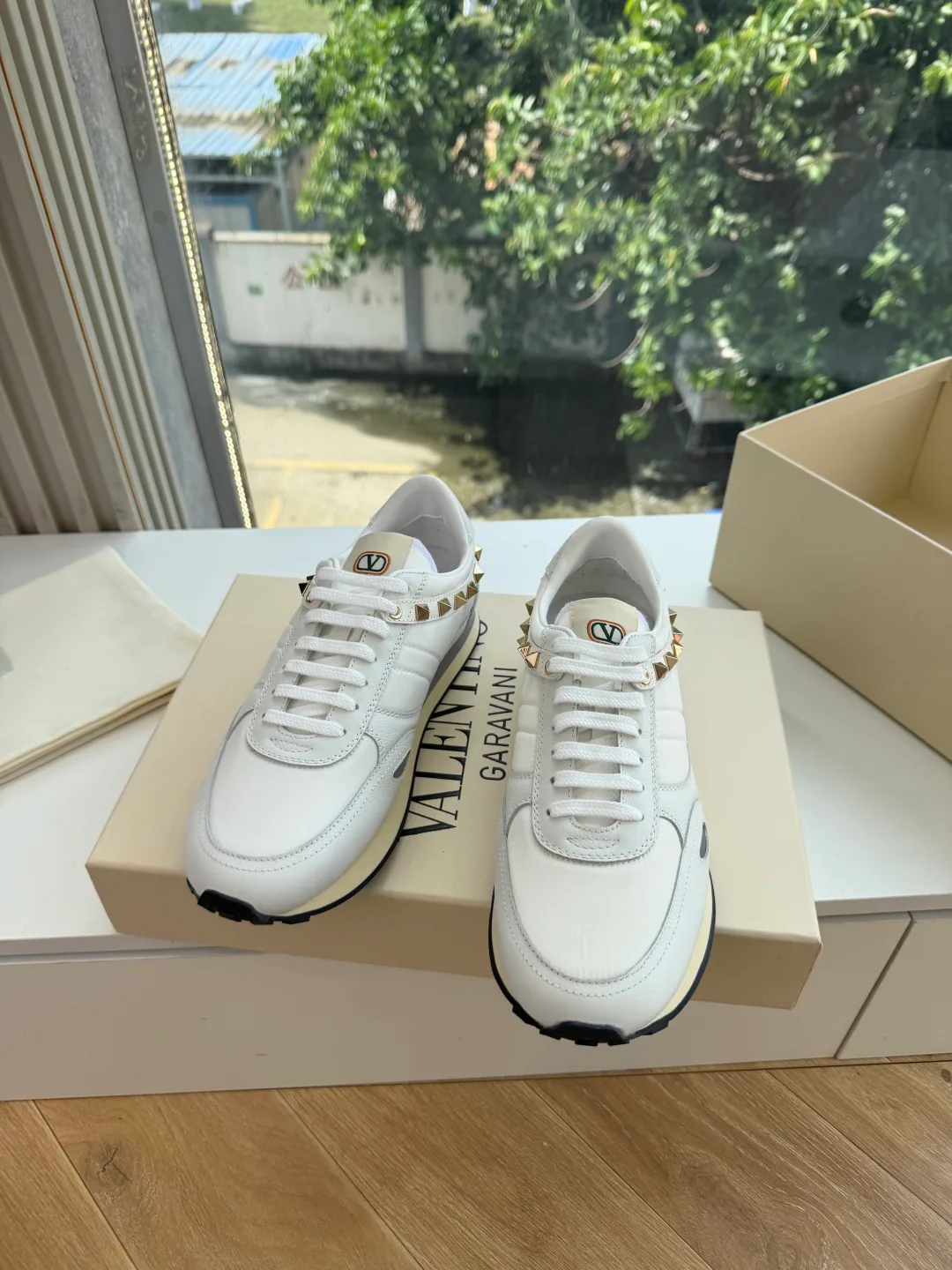 Women's Sneakers VALENTINO 18053447