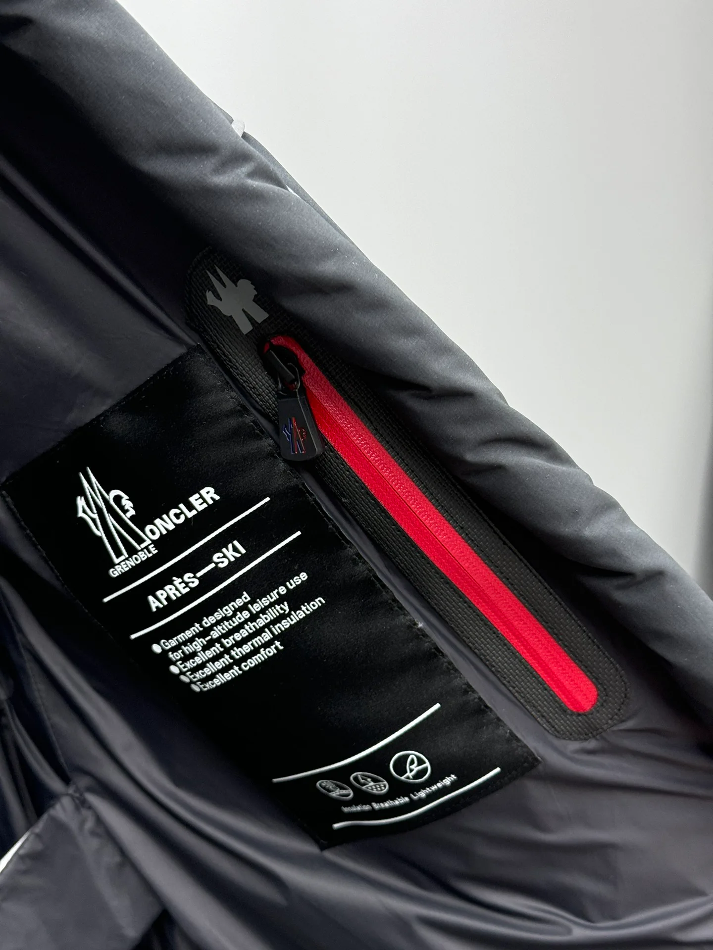 Women's Jackets And Down Jackets MONCLER 17939203