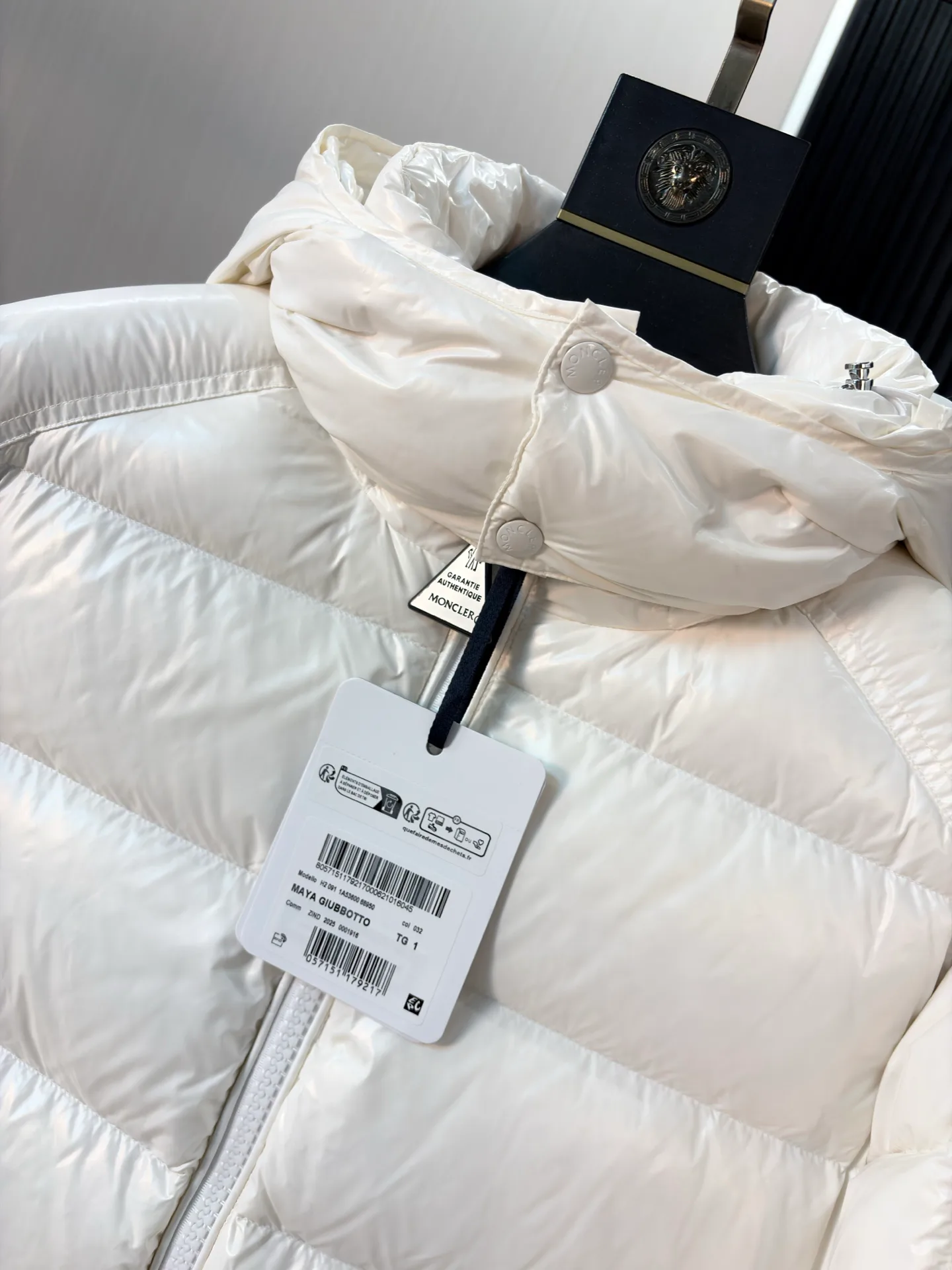 Women's Jackets And Down Jackets MONCLER 18228820