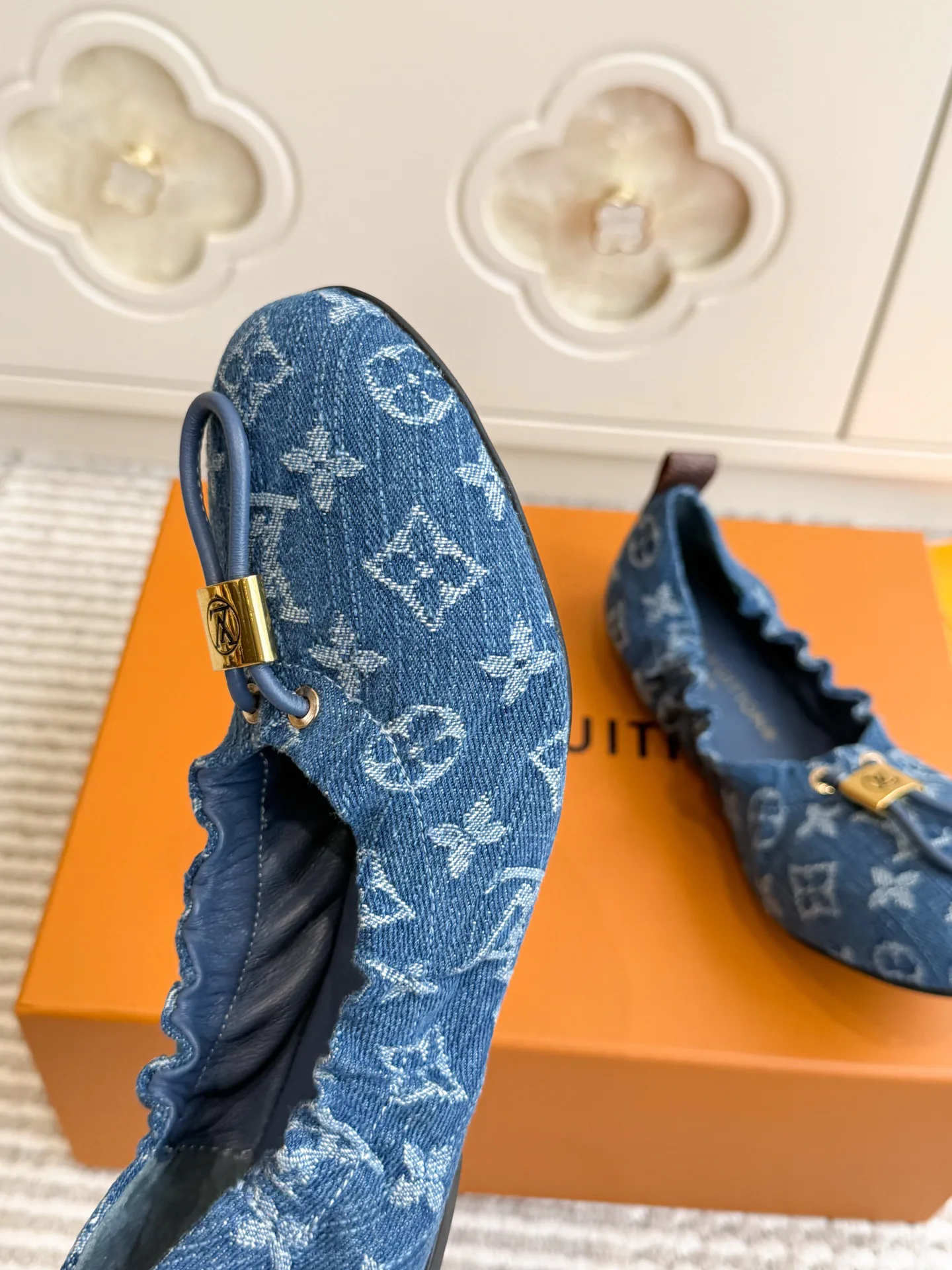 Women's Ballet Flats LOUIS VUITTON 18414279