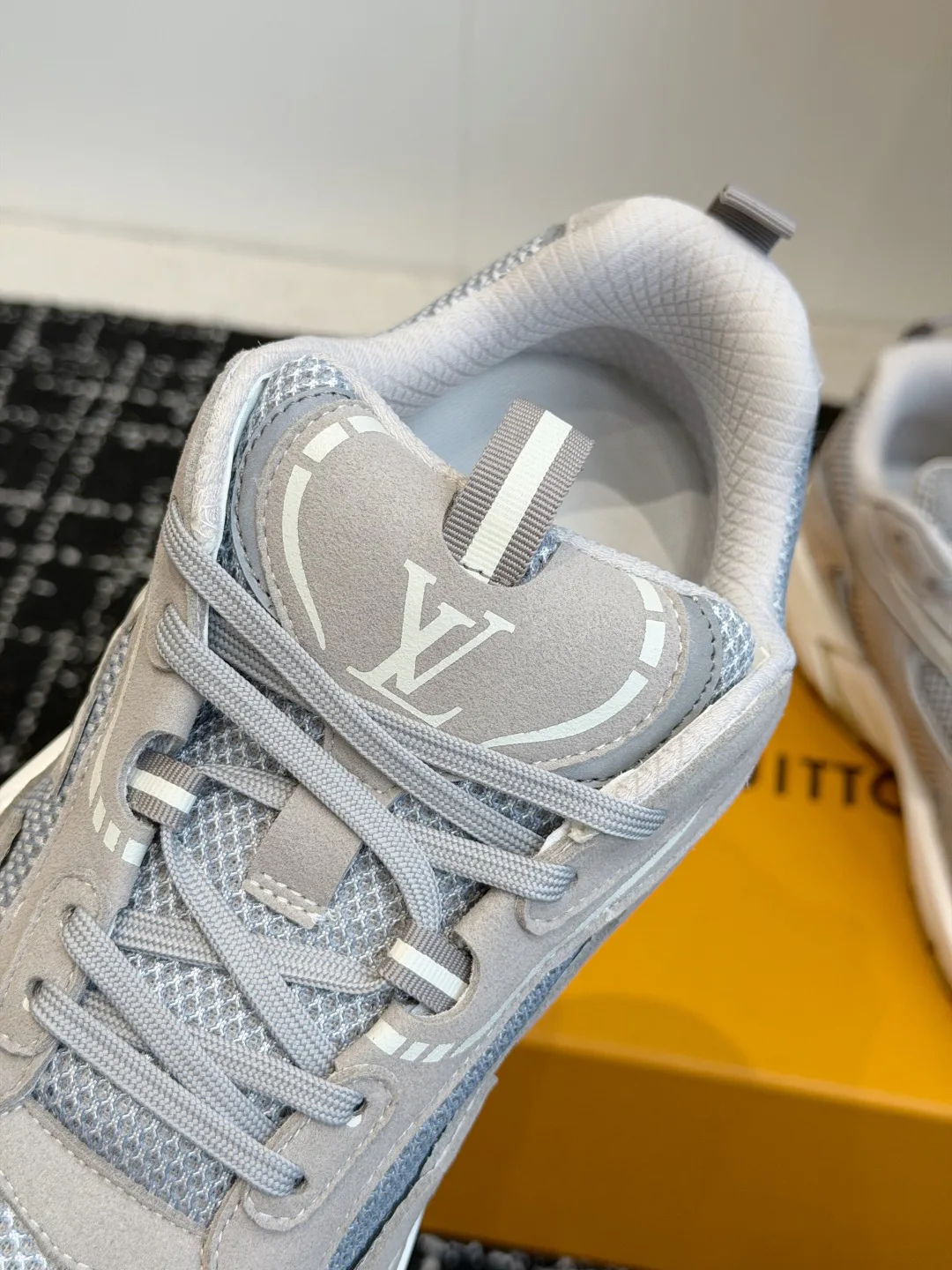 Men's Sneakers LOUIS VUITTON 17437986