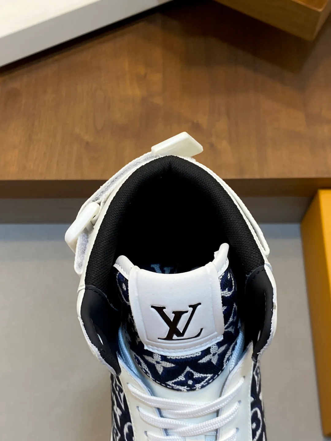 Men's Sneakers LOUIS VUITTON 18399952