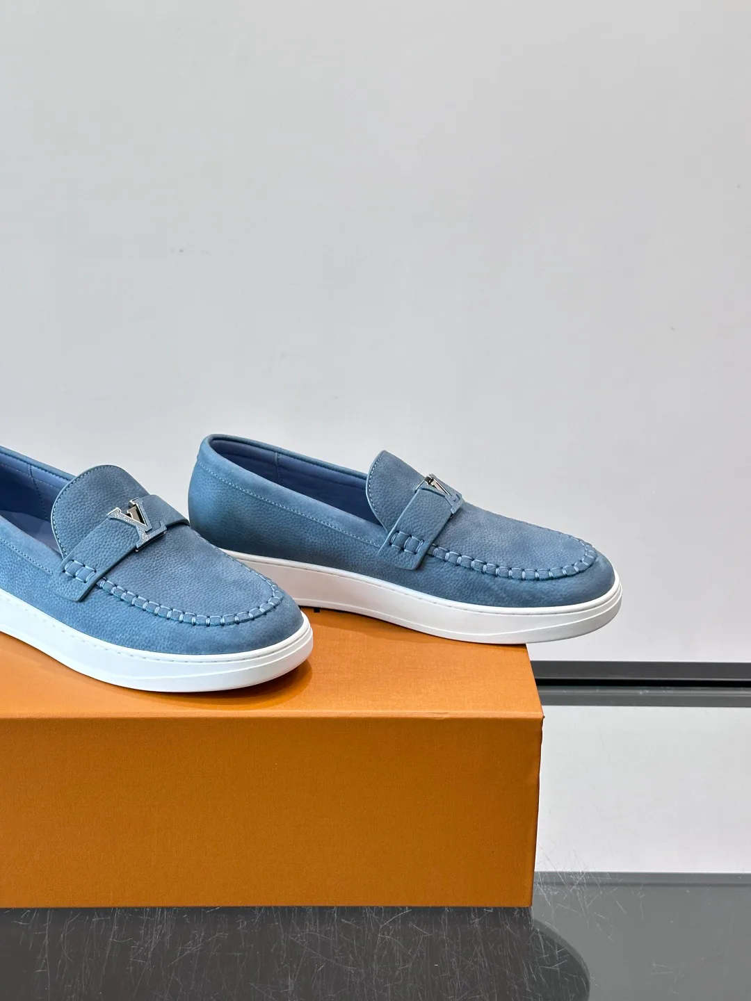 Men's Loafers And Dress Shoes LOUIS VUITTON 17411067