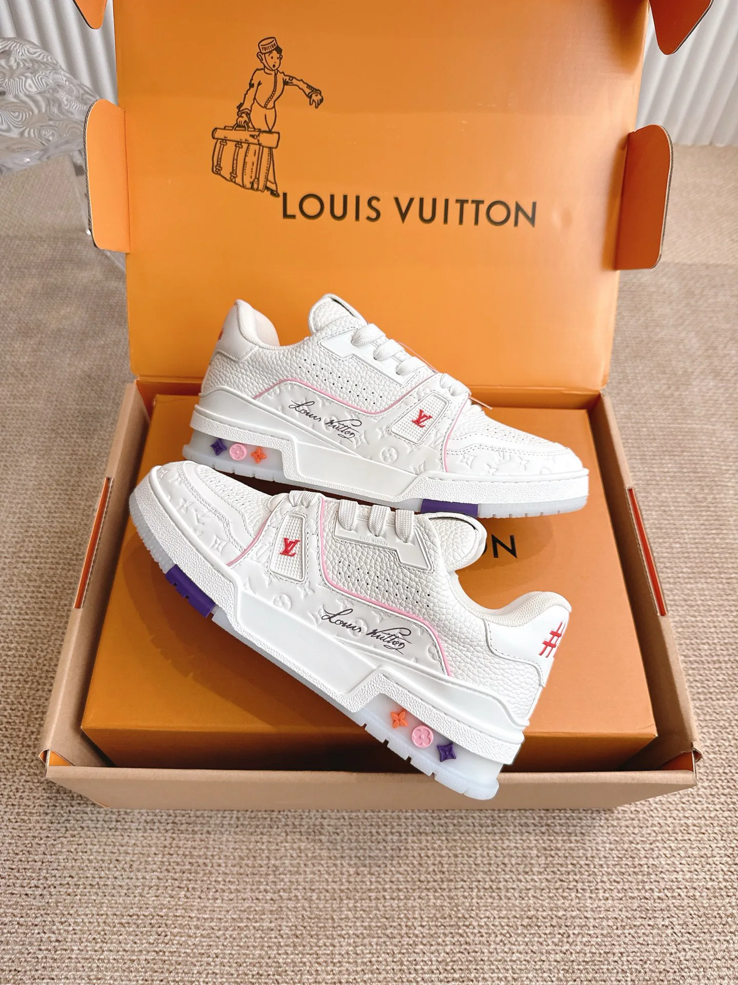 Women's Sneakers LOUIS VUITTON 18324754