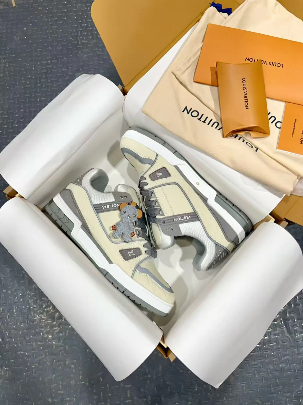 Men's Sneakers LOUIS VUITTON 18170754