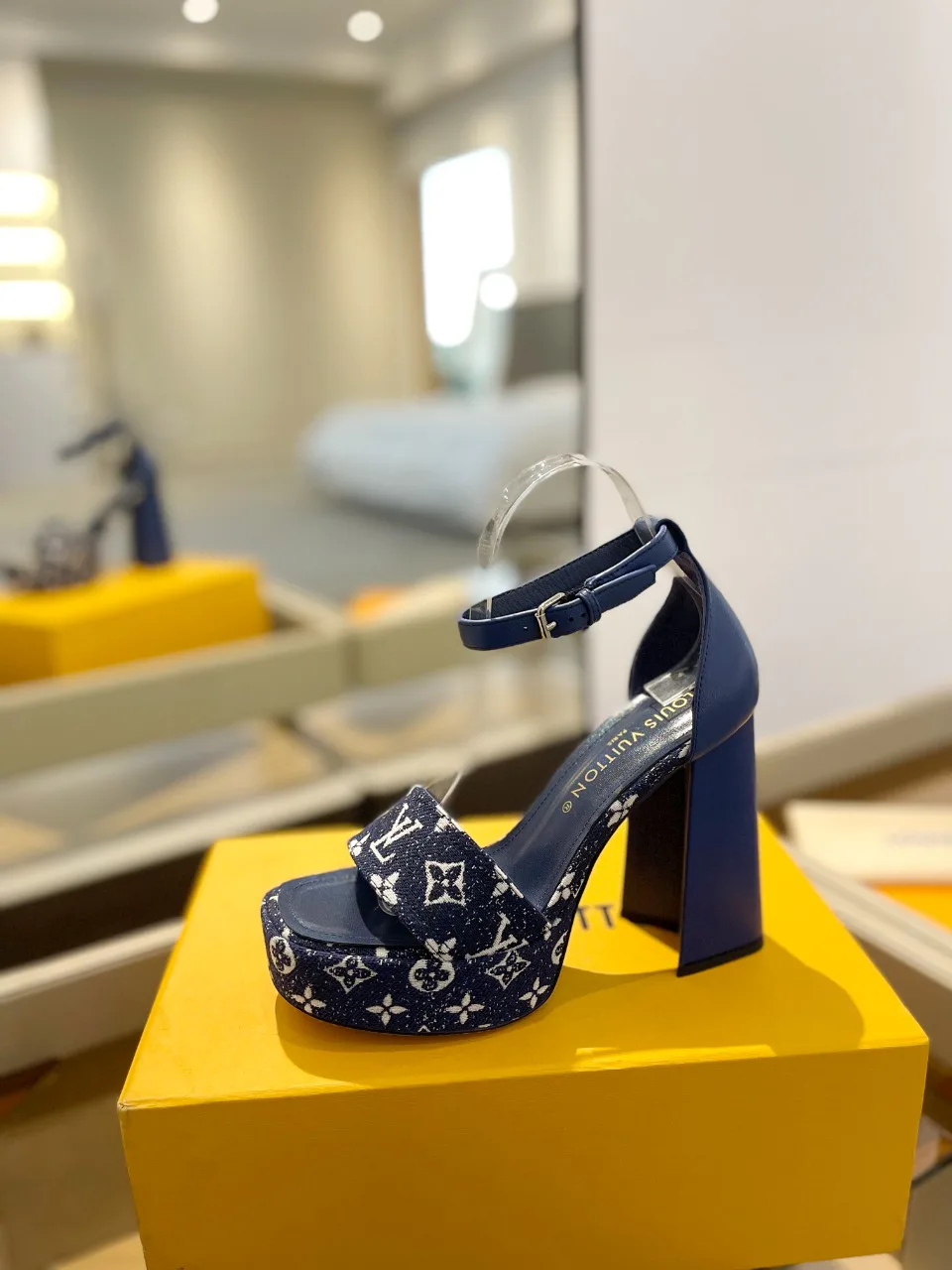 Women's Open-Toe Sandals LOUIS VUITTON 17946842
