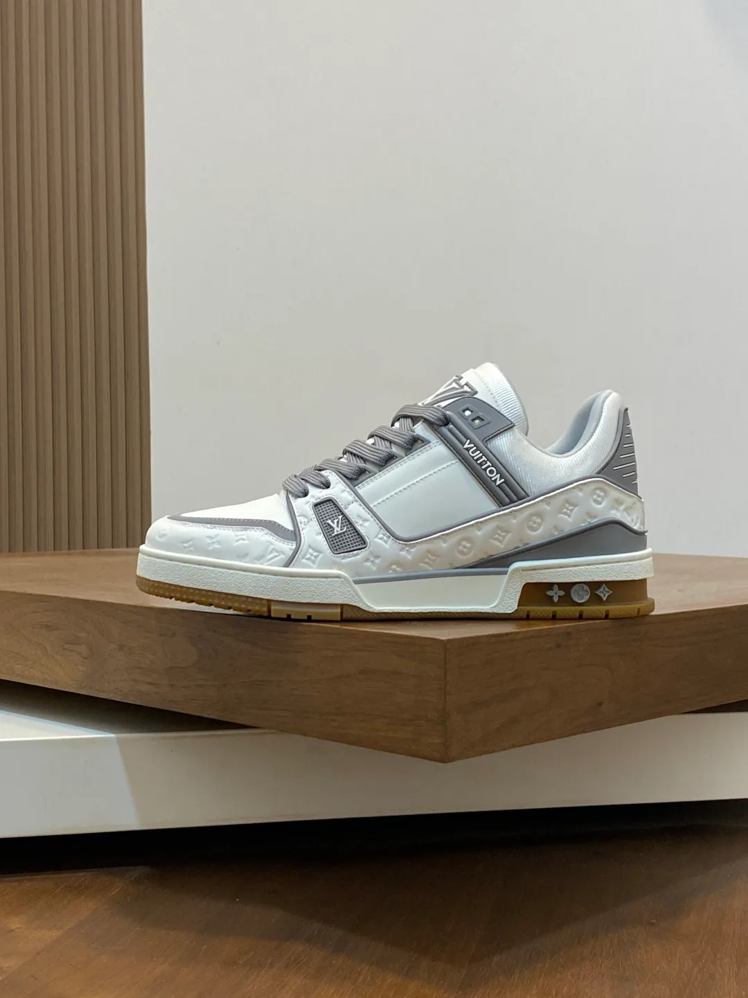 Women's Sneakers LOUIS VUITTON 18100327