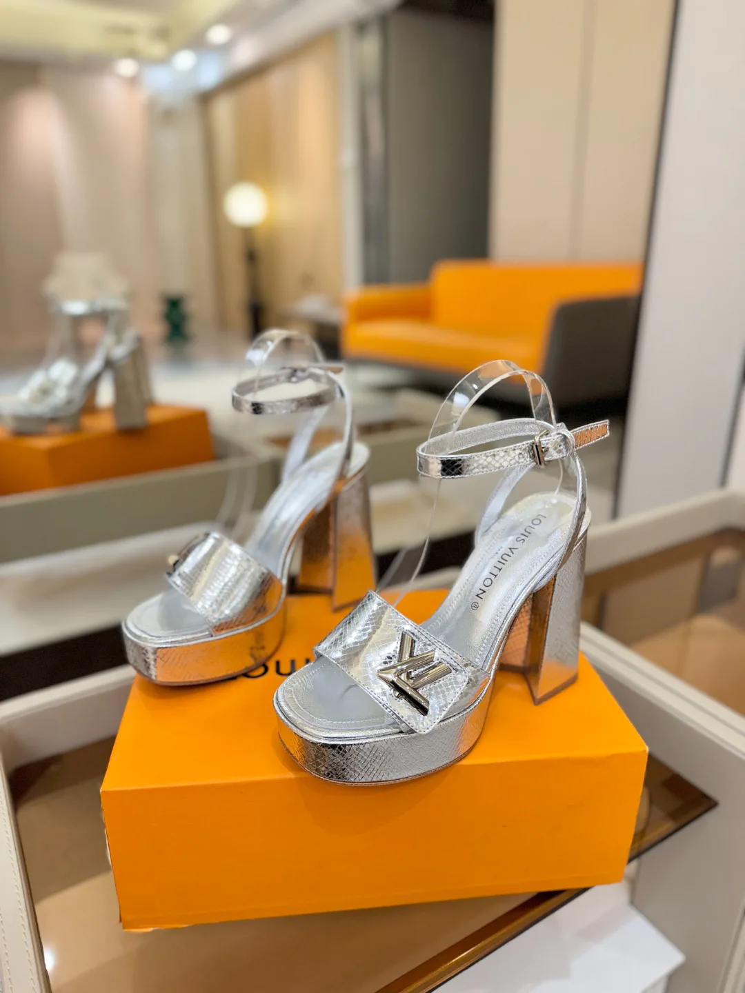 Women's Open-Toe Sandals LOUIS VUITTON 17946853