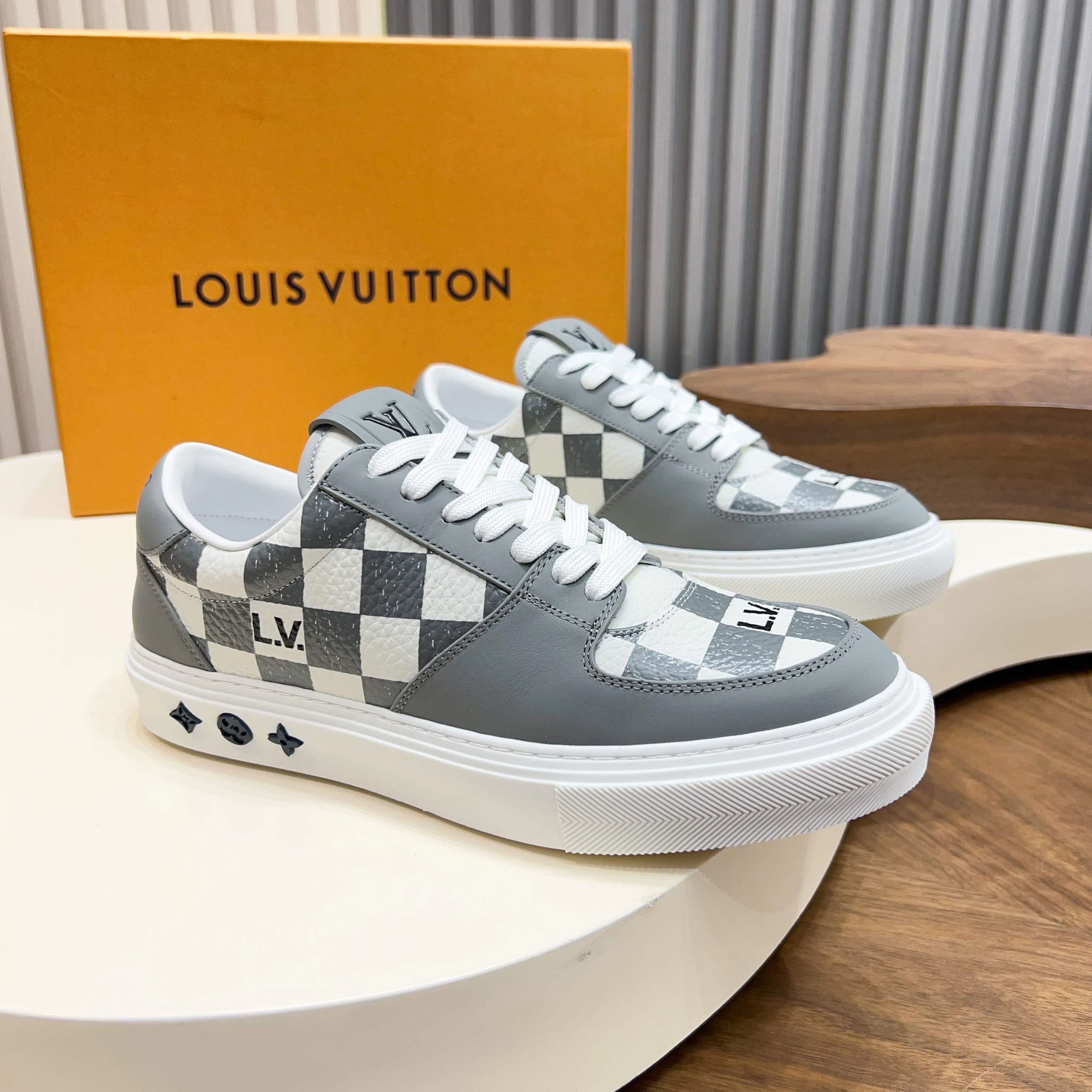 Men's Sneakers LOUIS VUITTON 18117104