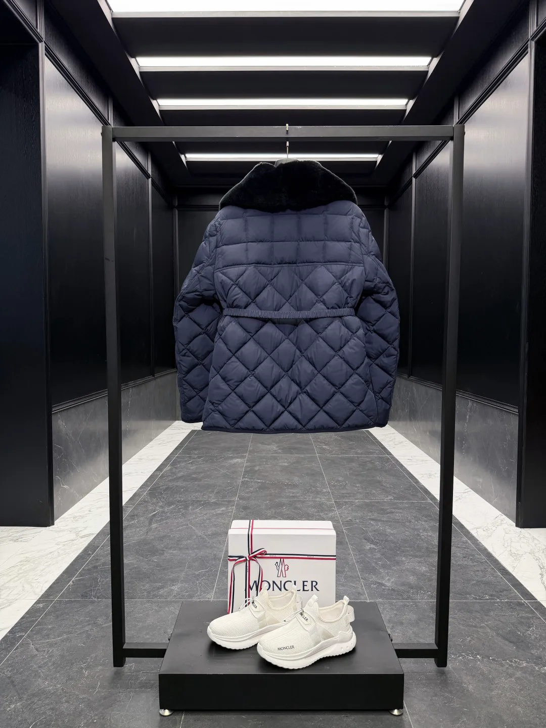 Women's Jackets And Down Jackets MONCLER 18111371