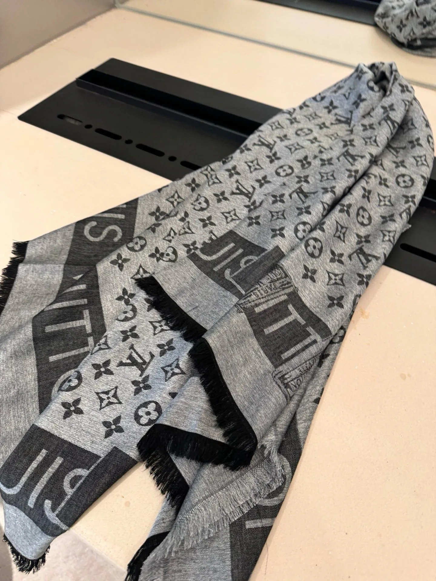 Scarves LOUIS VUITTON 17837996