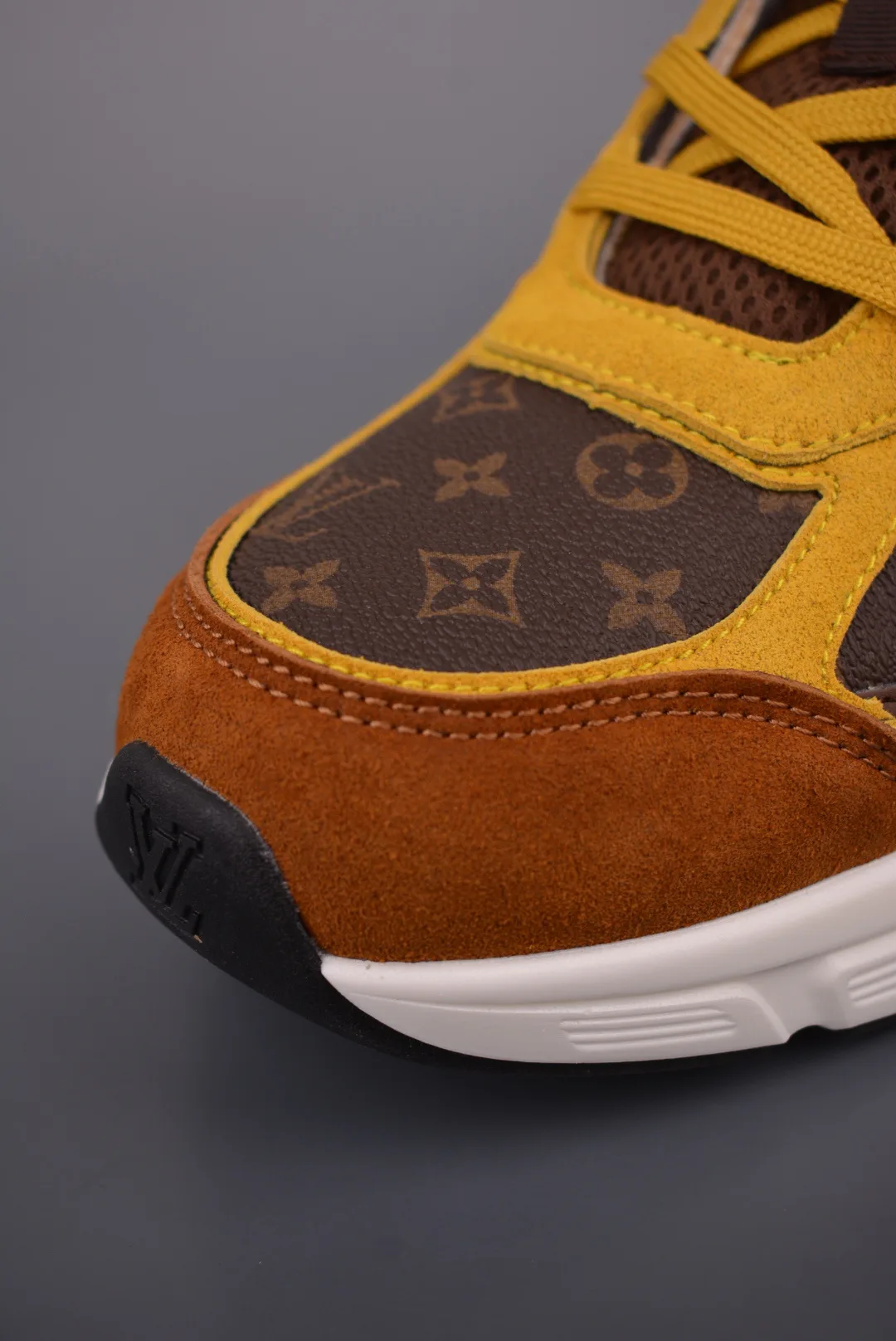 Women's Sneakers LOUIS VUITTON 17429975